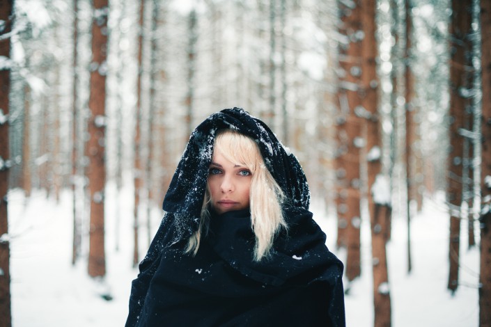 Portrait Beauty Fashion Nature Documentary Jessica Bugar Photography Nature Fotografie Portraitfotografie Thomas Brand Ebersberg Wald Winter Schnee Bayern