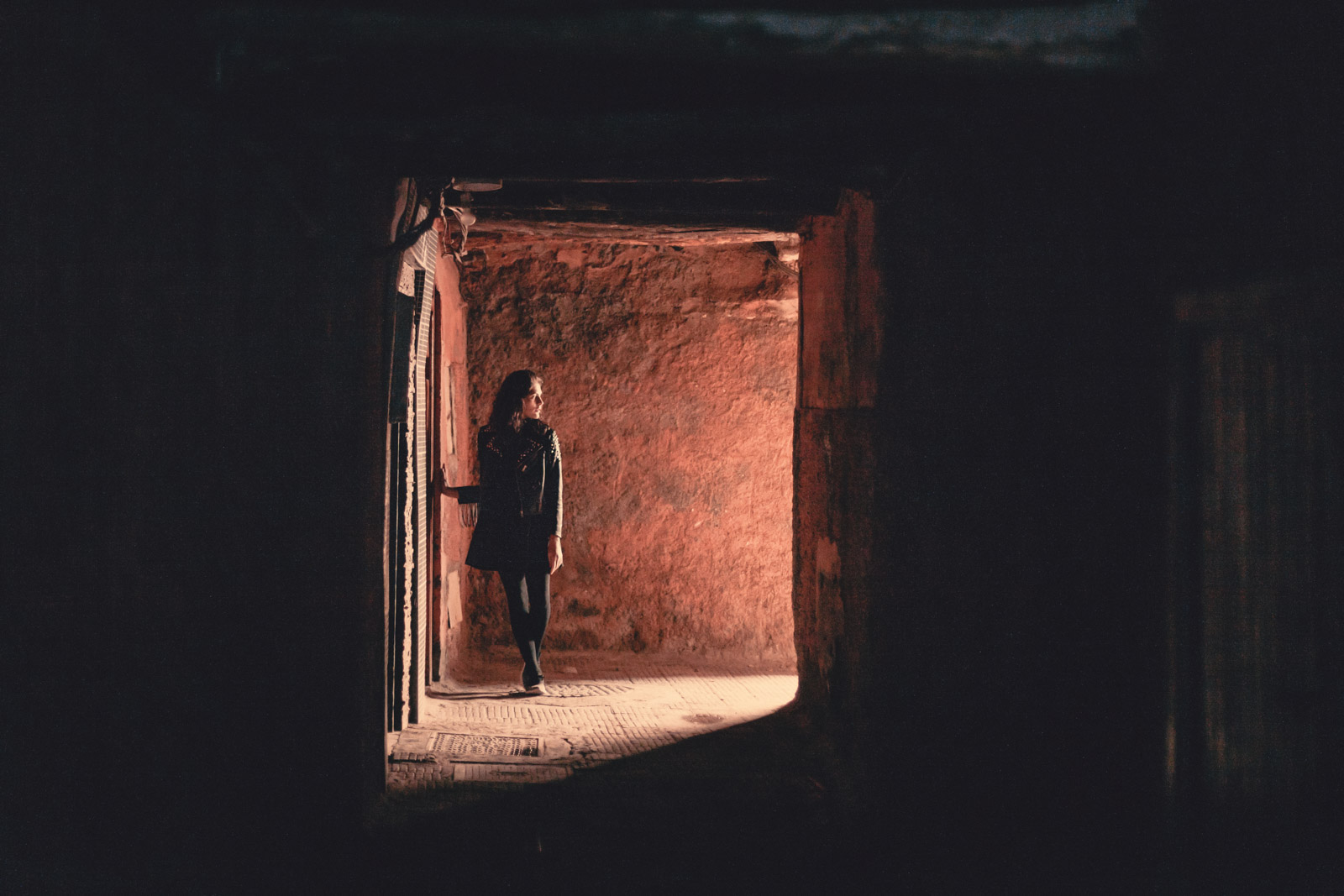 Marrakech, die „Rote Stadt“, ist ein sehr besonderer Ort. Einmal angekommen, ist man auf einer Zeitreise in eine andere Welt. Wir wohnten für fünf Tage in einem traditionellen Riad, ein umgebautes Mehrgenerationenhaus mit Innenhöfen, verwinkelten Gängen, Treppen und Dachterrassen. Thomas Brand Sarah Bugar - brand4art Ebersberg München - Fotografie Cinemagraph Fotograf Fotodesign