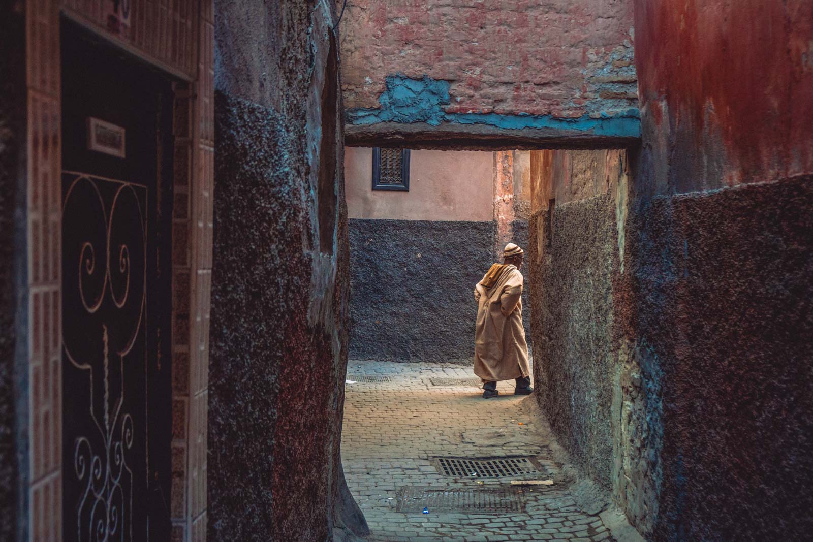 Marrakech, die „Rote Stadt“, ist ein sehr besonderer Ort. Einmal angekommen, ist man auf einer Zeitreise in eine andere Welt. Wir wohnten für fünf Tage in einem traditionellen Riad, ein umgebautes Mehrgenerationenhaus mit Innenhöfen, verwinkelten Gängen, Treppen und Dachterrassen. Thomas Brand Sarah Bugar - brand4art Ebersberg München - Fotografie Cinemagraph Fotograf Fotodesign