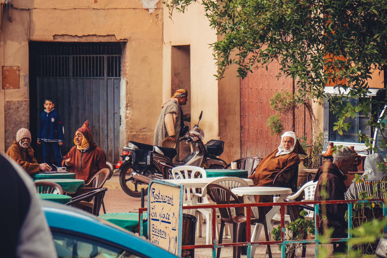 Marrakech, die „Rote Stadt“, ist ein sehr besonderer Ort. Einmal angekommen, ist man auf einer Zeitreise in eine andere Welt. Wir wohnten für fünf Tage in einem traditionellen Riad, ein umgebautes Mehrgenerationenhaus mit Innenhöfen, verwinkelten Gängen, Treppen und Dachterrassen. Thomas Brand Sarah Bugar - brand4art Ebersberg München - Fotografie Cinemagraph Fotograf Fotodesign