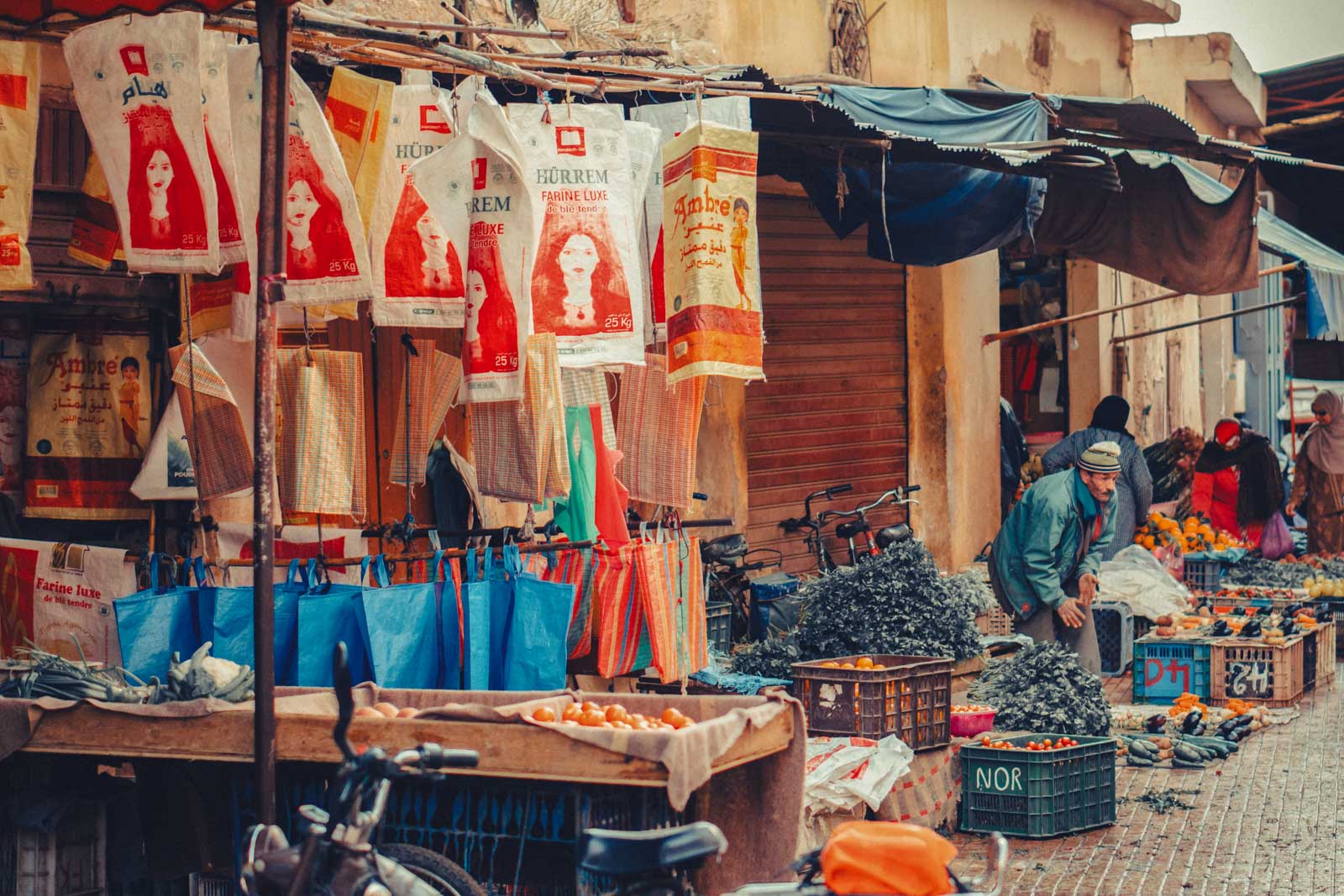 Marrakech, die „Rote Stadt“, ist ein sehr besonderer Ort. Einmal angekommen, ist man auf einer Zeitreise in eine andere Welt. Wir wohnten für fünf Tage in einem traditionellen Riad, ein umgebautes Mehrgenerationenhaus mit Innenhöfen, verwinkelten Gängen, Treppen und Dachterrassen. Thomas Brand Sarah Bugar - brand4art Ebersberg München - Fotografie Cinemagraph Fotograf Fotodesign