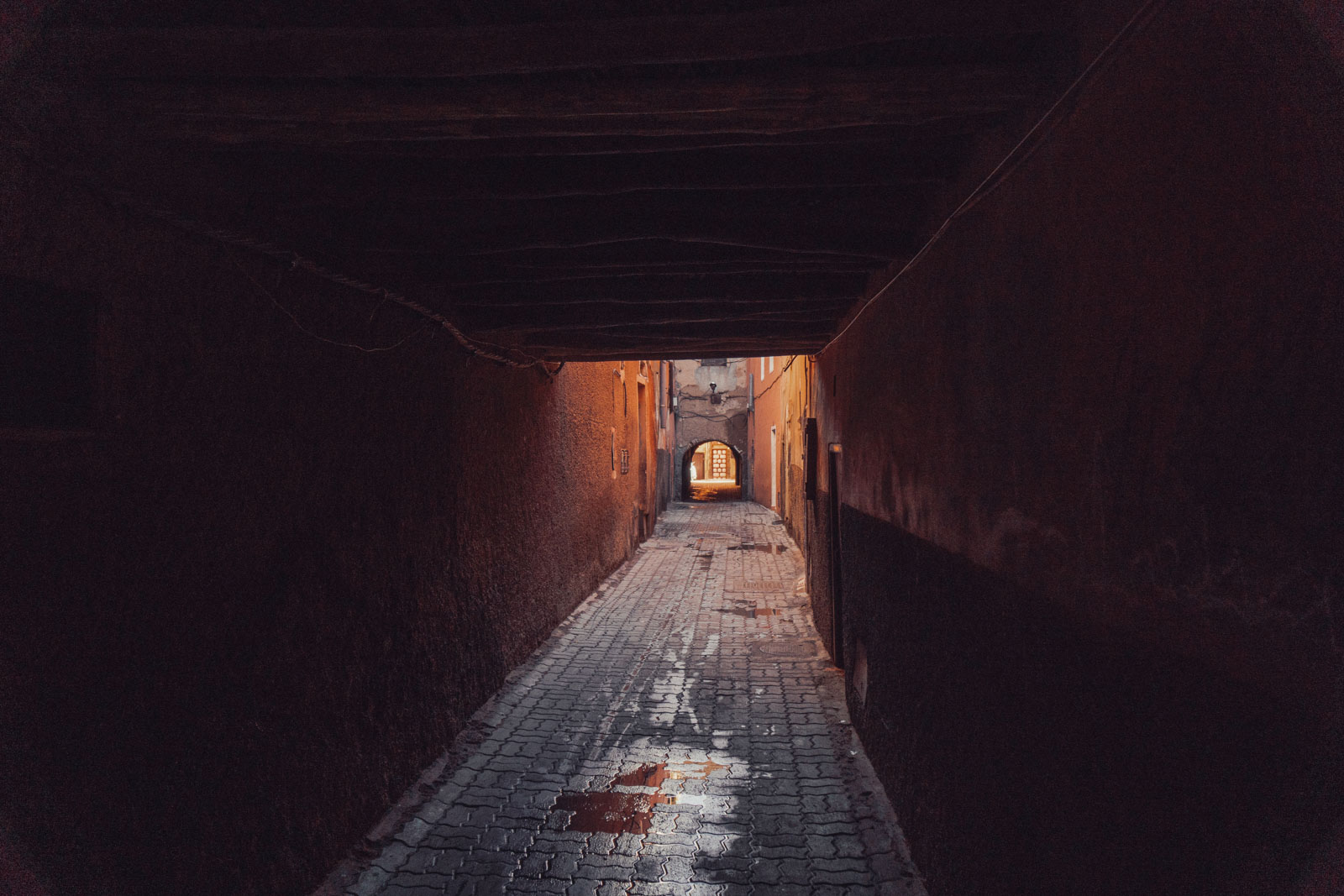 Marrakech, die „Rote Stadt“, ist ein sehr besonderer Ort. Einmal angekommen, ist man auf einer Zeitreise in eine andere Welt. Wir wohnten für fünf Tage in einem traditionellen Riad, ein umgebautes Mehrgenerationenhaus mit Innenhöfen, verwinkelten Gängen, Treppen und Dachterrassen. Thomas Brand Sarah Bugar - brand4art Ebersberg München - Fotografie Cinemagraph Fotograf Fotodesign