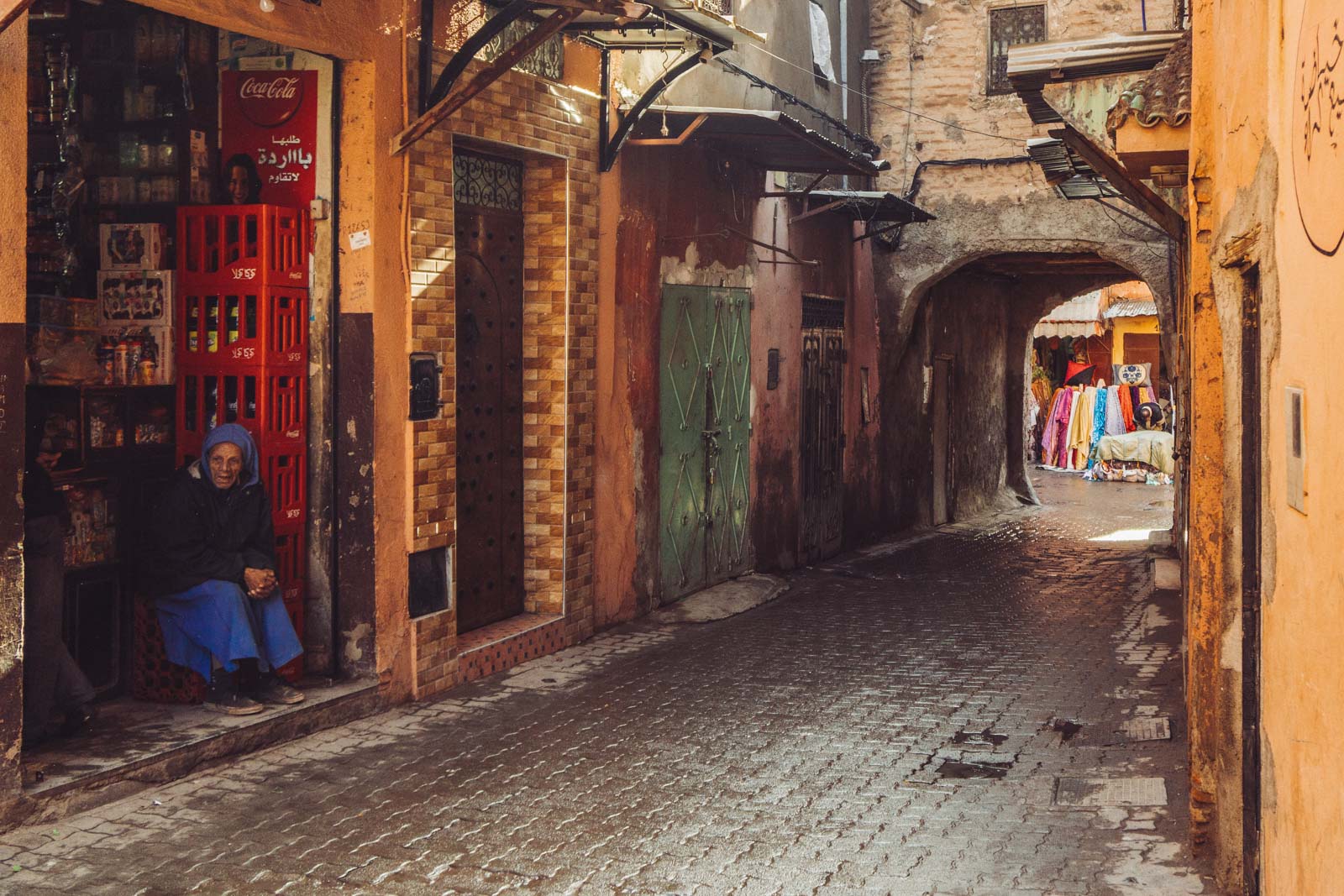 Marrakech, die „Rote Stadt“, ist ein sehr besonderer Ort. Einmal angekommen, ist man auf einer Zeitreise in eine andere Welt. Wir wohnten für fünf Tage in einem traditionellen Riad, ein umgebautes Mehrgenerationenhaus mit Innenhöfen, verwinkelten Gängen, Treppen und Dachterrassen. Thomas Brand Sarah Bugar - brand4art Ebersberg München - Fotografie Cinemagraph Fotograf Fotodesign