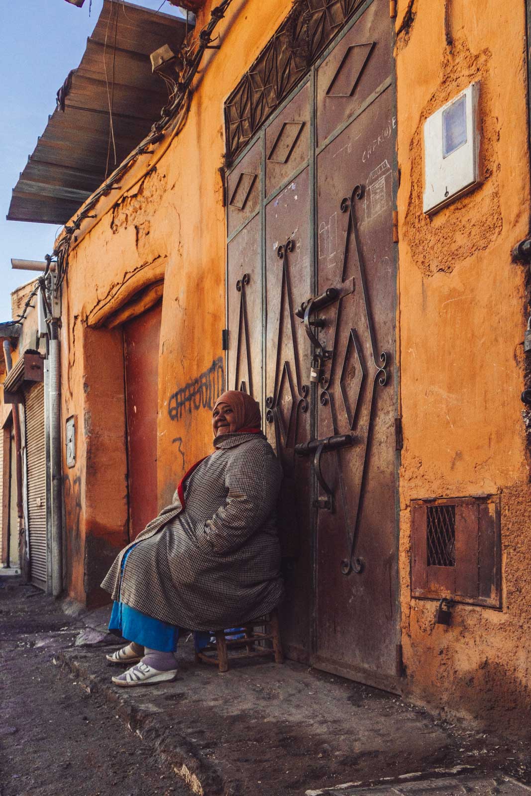 Marrakech, die „Rote Stadt“, ist ein sehr besonderer Ort. Einmal angekommen, ist man auf einer Zeitreise in eine andere Welt. Wir wohnten für fünf Tage in einem traditionellen Riad, ein umgebautes Mehrgenerationenhaus mit Innenhöfen, verwinkelten Gängen, Treppen und Dachterrassen. Thomas Brand Sarah Bugar - brand4art Ebersberg München - Fotografie Cinemagraph Fotograf Fotodesign