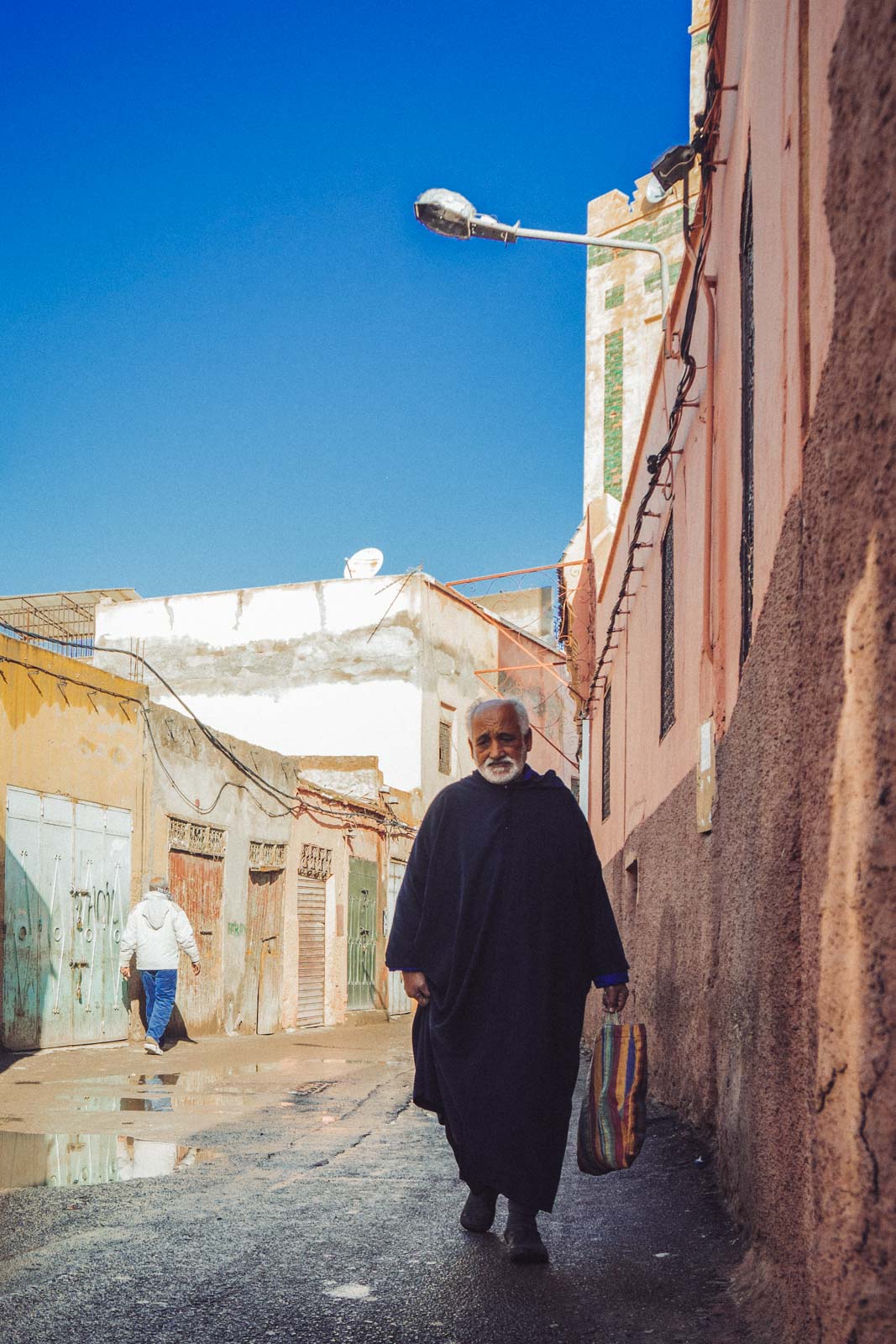 Marrakech, die „Rote Stadt“, ist ein sehr besonderer Ort. Einmal angekommen, ist man auf einer Zeitreise in eine andere Welt. Wir wohnten für fünf Tage in einem traditionellen Riad, ein umgebautes Mehrgenerationenhaus mit Innenhöfen, verwinkelten Gängen, Treppen und Dachterrassen. Thomas Brand Sarah Bugar - brand4art Ebersberg München - Fotografie Cinemagraph Fotograf Fotodesign