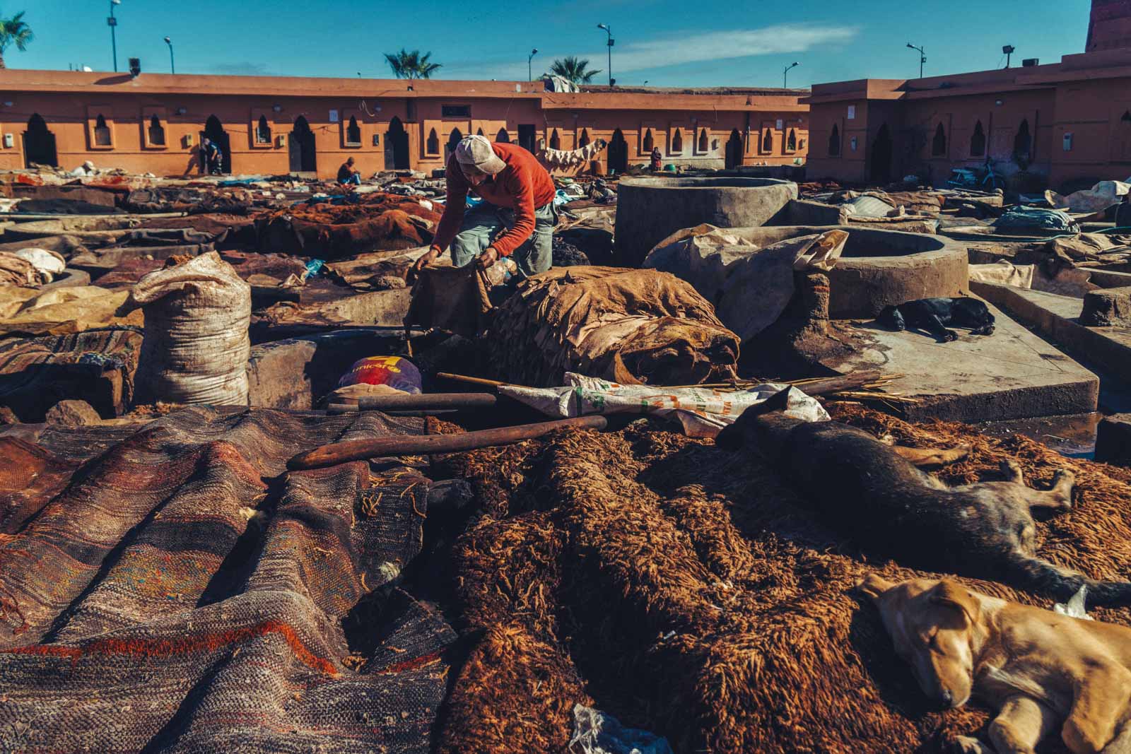 Marrakech, die „Rote Stadt“, ist ein sehr besonderer Ort. Einmal angekommen, ist man auf einer Zeitreise in eine andere Welt. Wir wohnten für fünf Tage in einem traditionellen Riad, ein umgebautes Mehrgenerationenhaus mit Innenhöfen, verwinkelten Gängen, Treppen und Dachterrassen. Thomas Brand Sarah Bugar - brand4art Ebersberg München - Fotografie Cinemagraph Fotograf Fotodesign