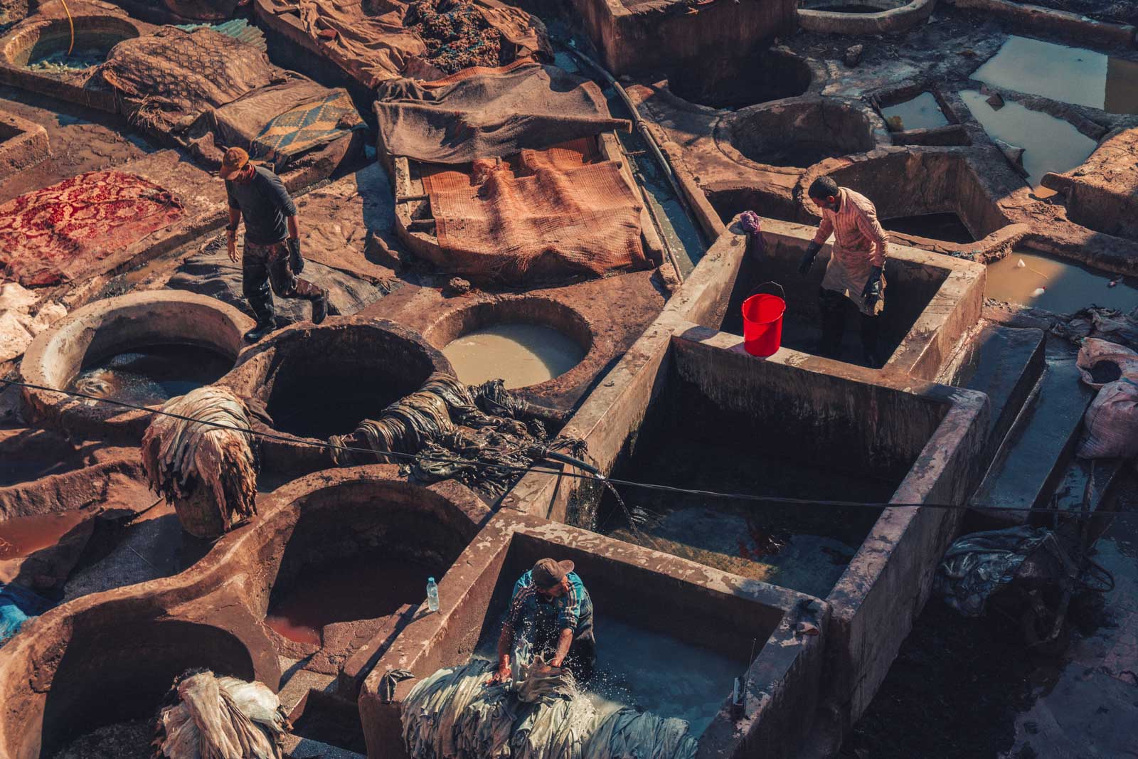 Marrakech, die „Rote Stadt“, ist ein sehr besonderer Ort. Einmal angekommen, ist man auf einer Zeitreise in eine andere Welt. Wir wohnten für fünf Tage in einem traditionellen Riad, ein umgebautes Mehrgenerationenhaus mit Innenhöfen, verwinkelten Gängen, Treppen und Dachterrassen. Thomas Brand Sarah Bugar - brand4art Ebersberg München - Fotografie Cinemagraph Fotograf Fotodesign