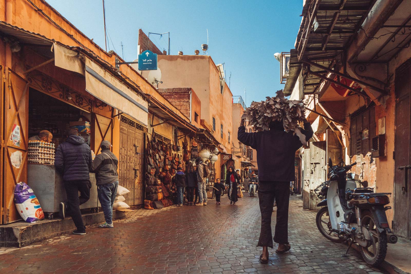 Marrakech, die „Rote Stadt“, ist ein sehr besonderer Ort. Einmal angekommen, ist man auf einer Zeitreise in eine andere Welt. Wir wohnten für fünf Tage in einem traditionellen Riad, ein umgebautes Mehrgenerationenhaus mit Innenhöfen, verwinkelten Gängen, Treppen und Dachterrassen. Thomas Brand Sarah Bugar - brand4art Ebersberg München - Fotografie Cinemagraph Fotograf Fotodesign