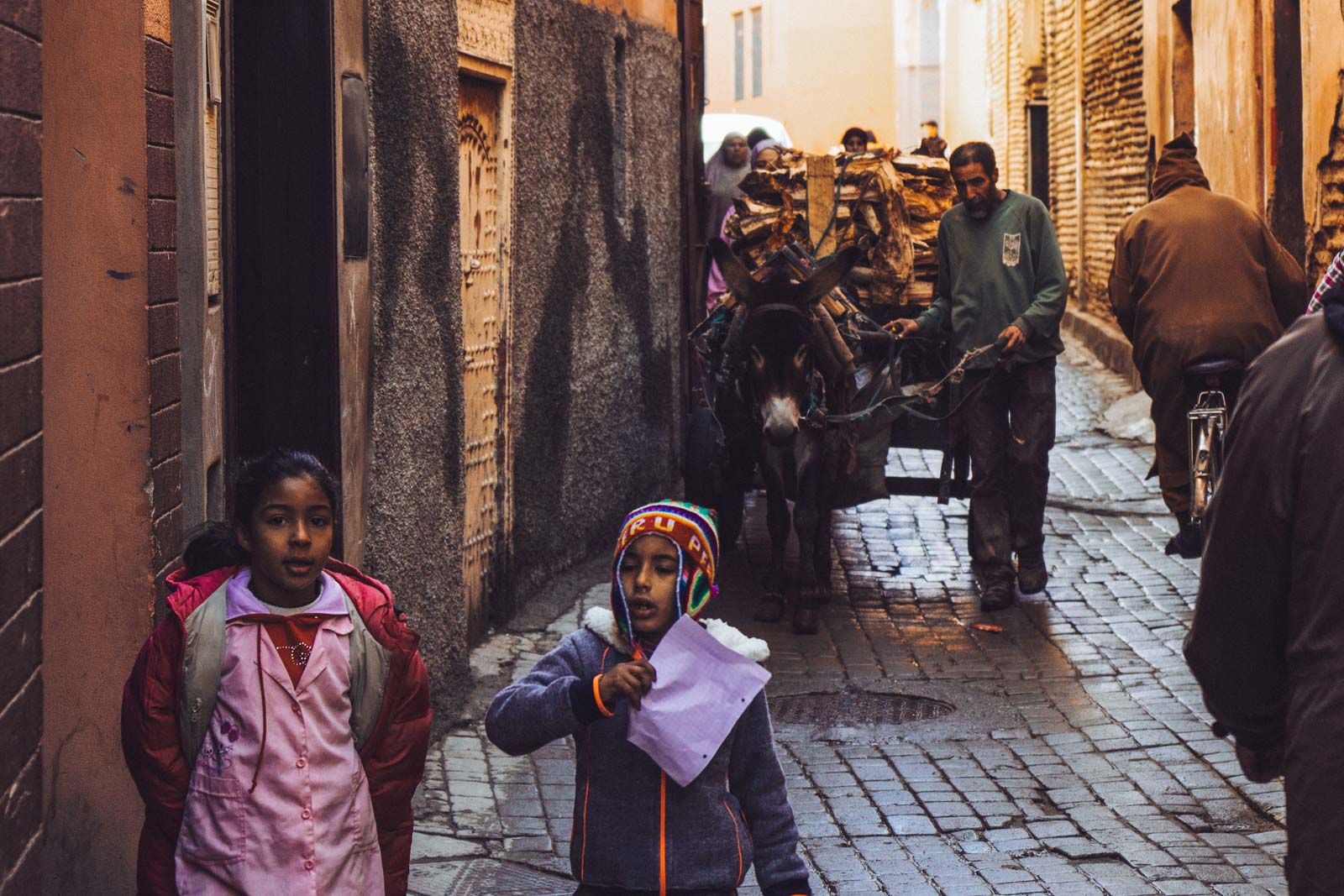 Marrakech, die „Rote Stadt“, ist ein sehr besonderer Ort. Einmal angekommen, ist man auf einer Zeitreise in eine andere Welt. Wir wohnten für fünf Tage in einem traditionellen Riad, ein umgebautes Mehrgenerationenhaus mit Innenhöfen, verwinkelten Gängen, Treppen und Dachterrassen. Thomas Brand Sarah Bugar - brand4art Ebersberg München - Fotografie Cinemagraph Fotograf Fotodesign