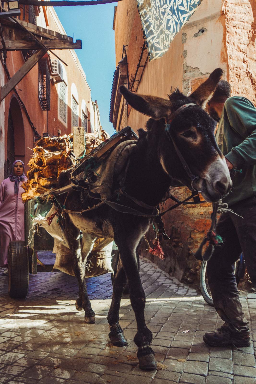 Marrakech, die „Rote Stadt“, ist ein sehr besonderer Ort. Einmal angekommen, ist man auf einer Zeitreise in eine andere Welt. Wir wohnten für fünf Tage in einem traditionellen Riad, ein umgebautes Mehrgenerationenhaus mit Innenhöfen, verwinkelten Gängen, Treppen und Dachterrassen. Thomas Brand Sarah Bugar - brand4art Ebersberg München - Fotografie Cinemagraph Fotograf Fotodesign