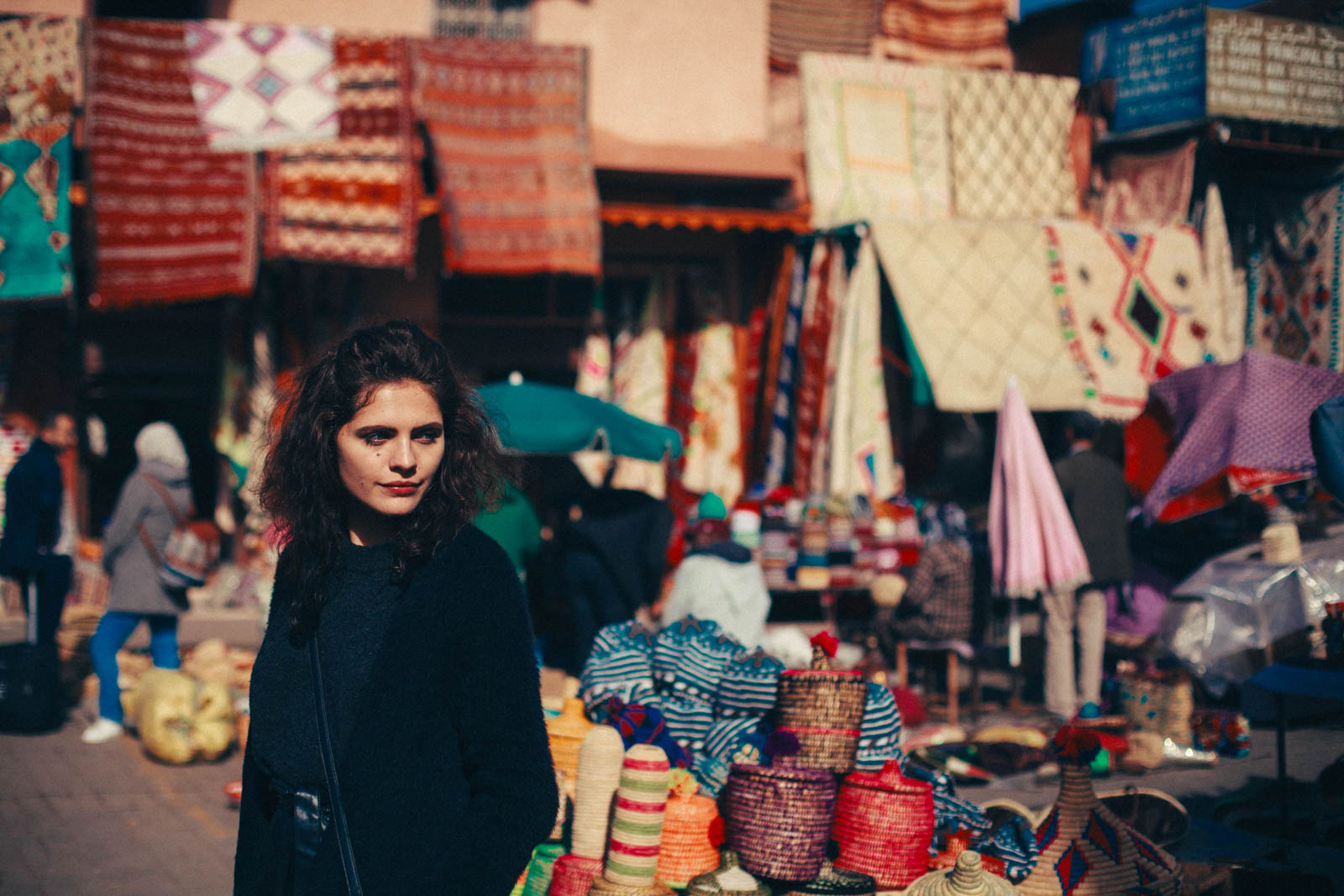 Marrakech, die „Rote Stadt“, ist ein sehr besonderer Ort. Einmal angekommen, ist man auf einer Zeitreise in eine andere Welt. Wir wohnten für fünf Tage in einem traditionellen Riad, ein umgebautes Mehrgenerationenhaus mit Innenhöfen, verwinkelten Gängen, Treppen und Dachterrassen. Thomas Brand Sarah Bugar - brand4art Ebersberg München - Fotografie Cinemagraph Fotograf Fotodesign