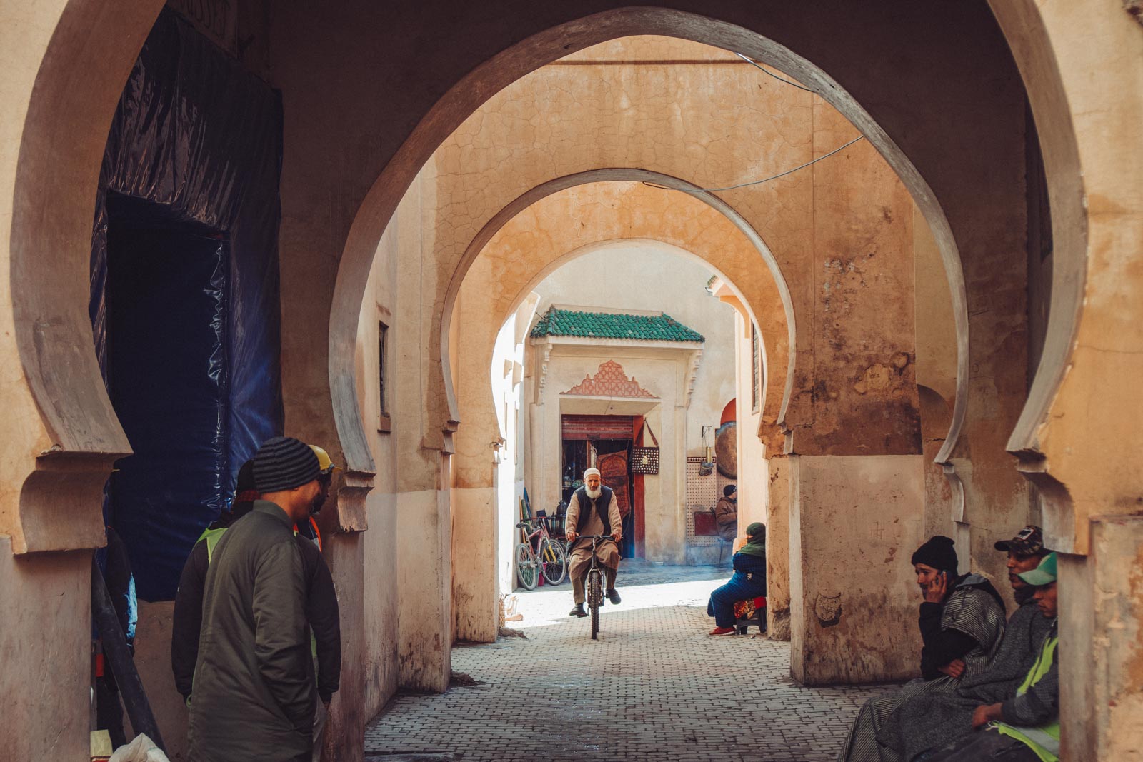 Marrakech, die „Rote Stadt“, ist ein sehr besonderer Ort. Einmal angekommen, ist man auf einer Zeitreise in eine andere Welt. Wir wohnten für fünf Tage in einem traditionellen Riad, ein umgebautes Mehrgenerationenhaus mit Innenhöfen, verwinkelten Gängen, Treppen und Dachterrassen. Thomas Brand Sarah Bugar - brand4art Ebersberg München - Fotografie Cinemagraph Fotograf Fotodesign