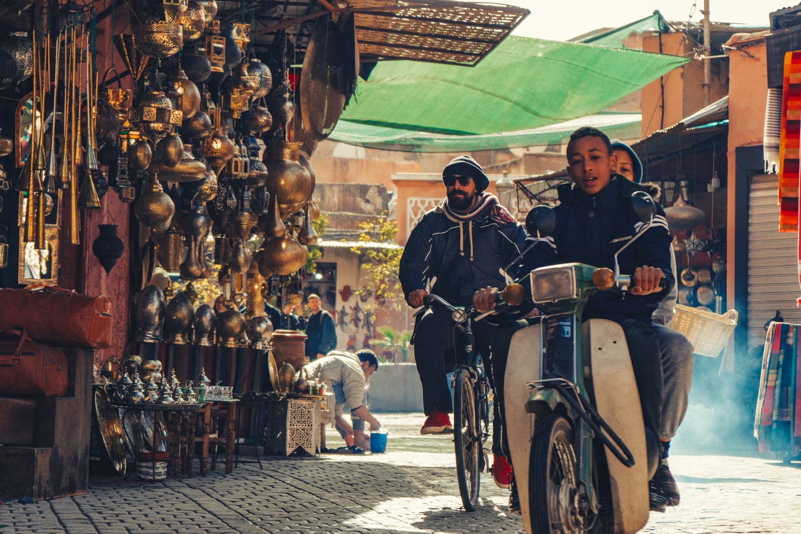 Marrakech, die „Rote Stadt“, ist ein sehr besonderer Ort. Einmal angekommen, ist man auf einer Zeitreise in eine andere Welt. Wir wohnten für fünf Tage in einem traditionellen Riad, ein umgebautes Mehrgenerationenhaus mit Innenhöfen, verwinkelten Gängen, Treppen und Dachterrassen. Thomas Brand Sarah Bugar - brand4art Ebersberg München - Fotografie Cinemagraph Fotograf Fotodesign