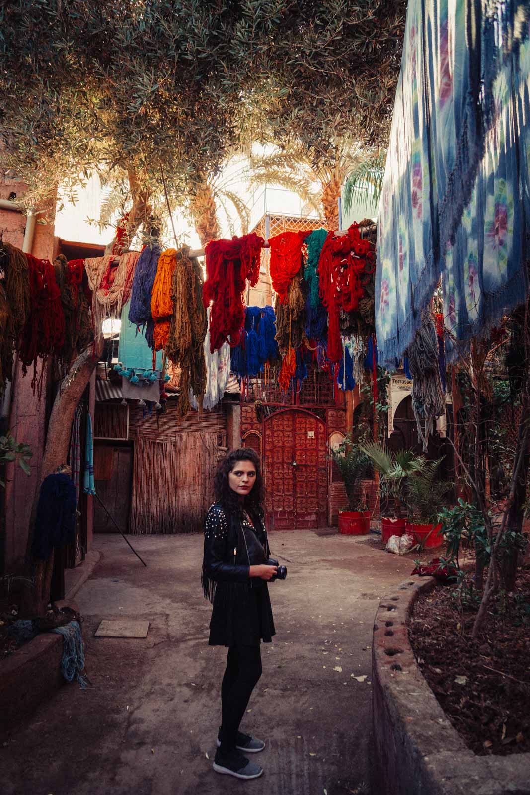 Marrakech, die „Rote Stadt“, ist ein sehr besonderer Ort. Einmal angekommen, ist man auf einer Zeitreise in eine andere Welt. Wir wohnten für fünf Tage in einem traditionellen Riad, ein umgebautes Mehrgenerationenhaus mit Innenhöfen, verwinkelten Gängen, Treppen und Dachterrassen. Thomas Brand Sarah Bugar - brand4art Ebersberg München - Fotografie Cinemagraph Fotograf Fotodesign