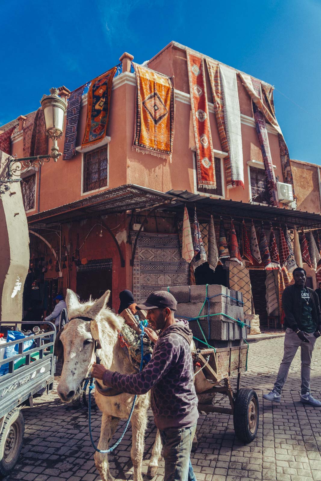 Marrakech, die „Rote Stadt“, ist ein sehr besonderer Ort. Einmal angekommen, ist man auf einer Zeitreise in eine andere Welt. Wir wohnten für fünf Tage in einem traditionellen Riad, ein umgebautes Mehrgenerationenhaus mit Innenhöfen, verwinkelten Gängen, Treppen und Dachterrassen. Thomas Brand Sarah Bugar - brand4art Ebersberg München - Fotografie Cinemagraph Fotograf Fotodesign