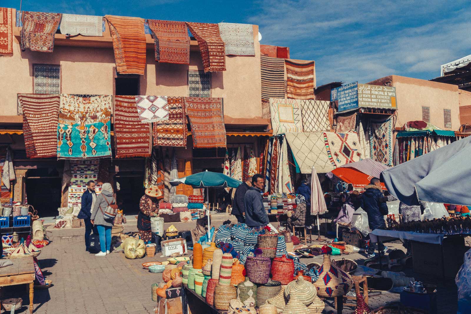 Marrakech, die „Rote Stadt“, ist ein sehr besonderer Ort. Einmal angekommen, ist man auf einer Zeitreise in eine andere Welt. Wir wohnten für fünf Tage in einem traditionellen Riad, ein umgebautes Mehrgenerationenhaus mit Innenhöfen, verwinkelten Gängen, Treppen und Dachterrassen. Thomas Brand Sarah Bugar - brand4art Ebersberg München - Fotografie Cinemagraph Fotograf Fotodesign