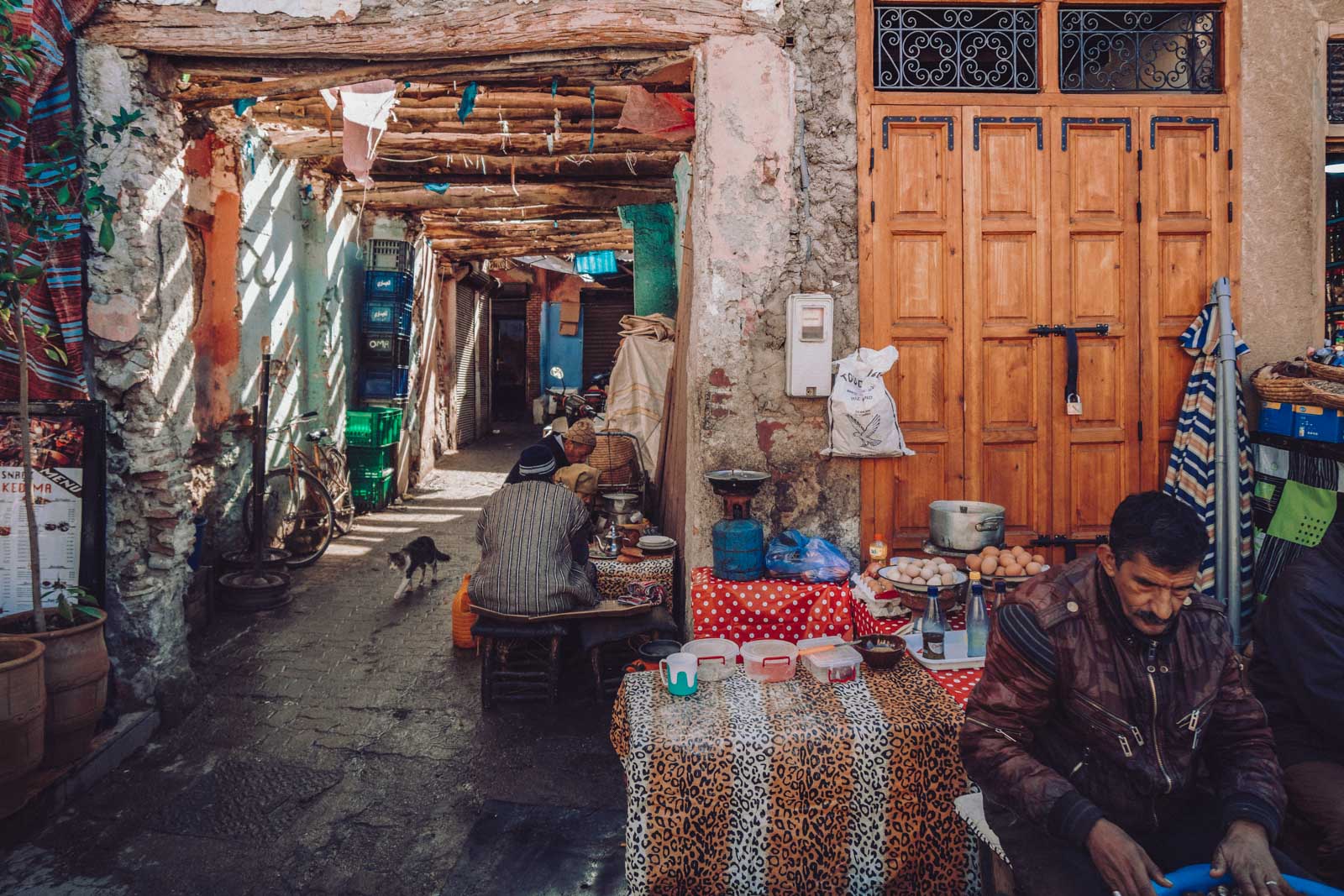 Marrakech, die „Rote Stadt“, ist ein sehr besonderer Ort. Einmal angekommen, ist man auf einer Zeitreise in eine andere Welt. Wir wohnten für fünf Tage in einem traditionellen Riad, ein umgebautes Mehrgenerationenhaus mit Innenhöfen, verwinkelten Gängen, Treppen und Dachterrassen. Thomas Brand Sarah Bugar - brand4art Ebersberg München - Fotografie Cinemagraph Fotograf Fotodesign