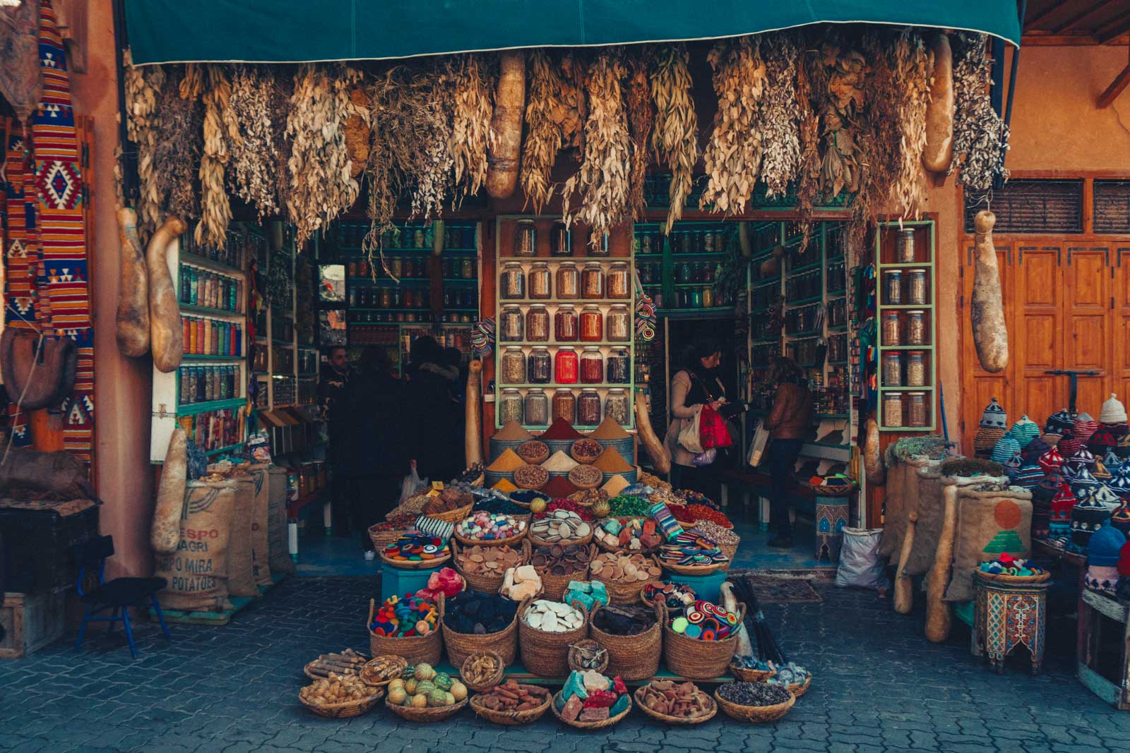 Marrakech, die „Rote Stadt“, ist ein sehr besonderer Ort. Einmal angekommen, ist man auf einer Zeitreise in eine andere Welt. Wir wohnten für fünf Tage in einem traditionellen Riad, ein umgebautes Mehrgenerationenhaus mit Innenhöfen, verwinkelten Gängen, Treppen und Dachterrassen. Thomas Brand Sarah Bugar - brand4art Ebersberg München - Fotografie Cinemagraph Fotograf Fotodesign