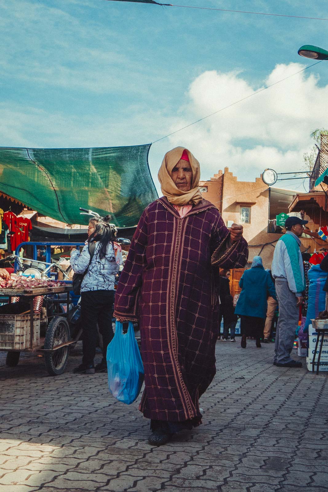 Marrakech, die „Rote Stadt“, ist ein sehr besonderer Ort. Einmal angekommen, ist man auf einer Zeitreise in eine andere Welt. Wir wohnten für fünf Tage in einem traditionellen Riad, ein umgebautes Mehrgenerationenhaus mit Innenhöfen, verwinkelten Gängen, Treppen und Dachterrassen. Thomas Brand Sarah Bugar - brand4art Ebersberg München - Fotografie Cinemagraph Fotograf Fotodesign