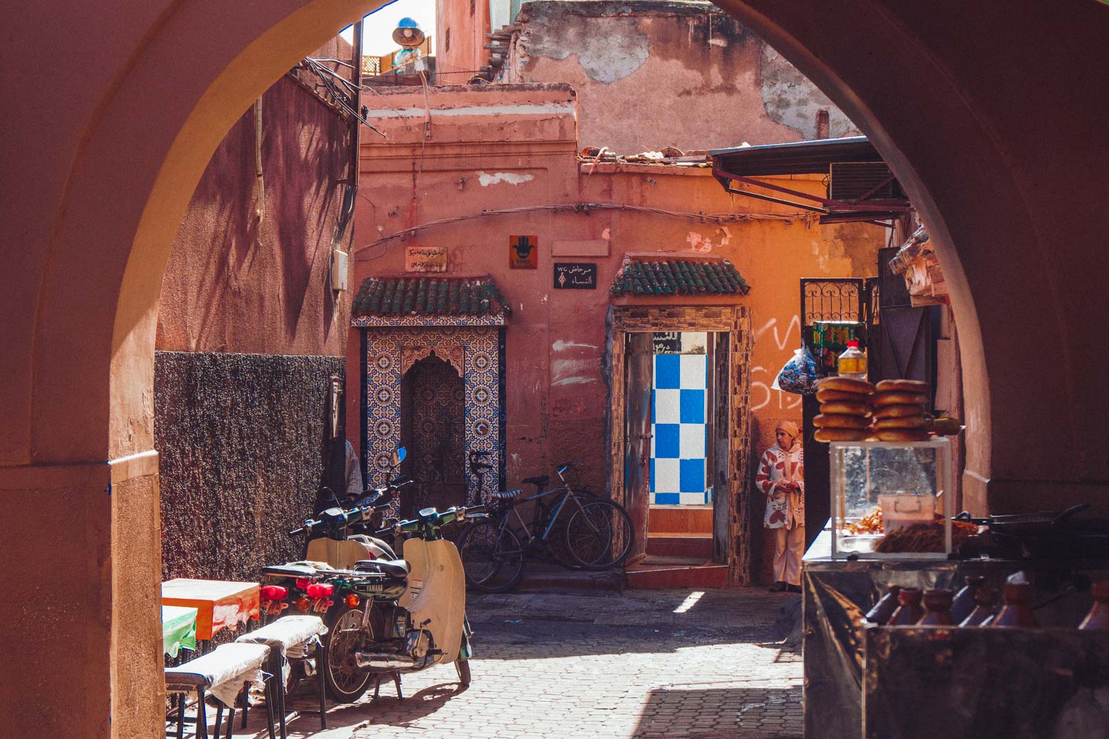 Marrakech, die „Rote Stadt“, ist ein sehr besonderer Ort. Einmal angekommen, ist man auf einer Zeitreise in eine andere Welt. Wir wohnten für fünf Tage in einem traditionellen Riad, ein umgebautes Mehrgenerationenhaus mit Innenhöfen, verwinkelten Gängen, Treppen und Dachterrassen. Thomas Brand Sarah Bugar - brand4art Ebersberg München - Fotografie Cinemagraph Fotograf Fotodesign