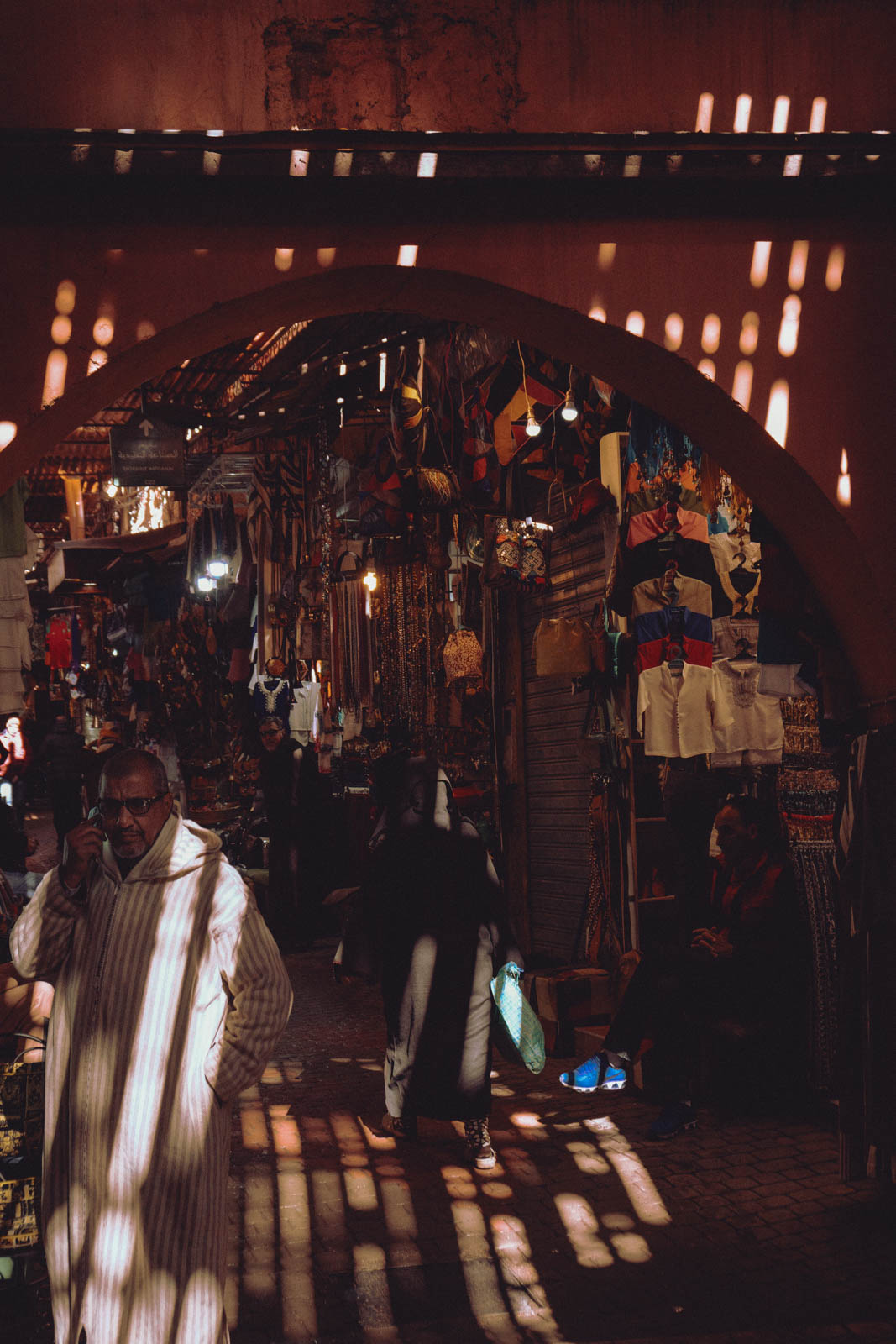 Marrakech, die „Rote Stadt“, ist ein sehr besonderer Ort. Einmal angekommen, ist man auf einer Zeitreise in eine andere Welt. Wir wohnten für fünf Tage in einem traditionellen Riad, ein umgebautes Mehrgenerationenhaus mit Innenhöfen, verwinkelten Gängen, Treppen und Dachterrassen. Thomas Brand Sarah Bugar - brand4art Ebersberg München - Fotografie Cinemagraph Fotograf Fotodesign