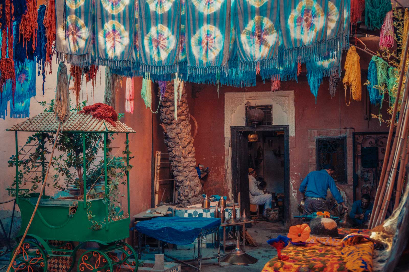 Marrakech, die „Rote Stadt“, ist ein sehr besonderer Ort. Einmal angekommen, ist man auf einer Zeitreise in eine andere Welt. Wir wohnten für fünf Tage in einem traditionellen Riad, ein umgebautes Mehrgenerationenhaus mit Innenhöfen, verwinkelten Gängen, Treppen und Dachterrassen. Thomas Brand Sarah Bugar - brand4art Ebersberg München - Fotografie Cinemagraph Fotograf Fotodesign