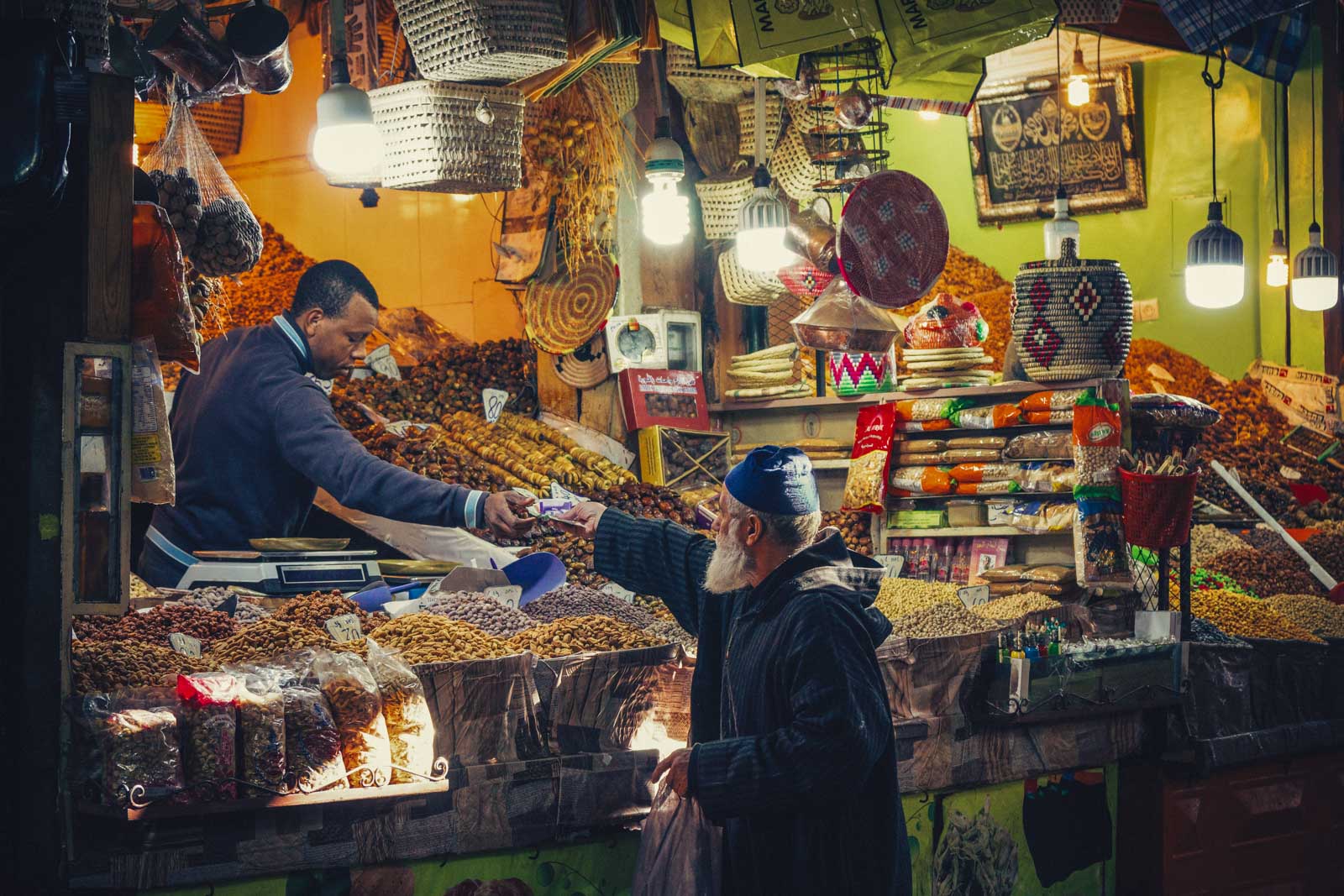 Marrakech, die „Rote Stadt“, ist ein sehr besonderer Ort. Einmal angekommen, ist man auf einer Zeitreise in eine andere Welt. Wir wohnten für fünf Tage in einem traditionellen Riad, ein umgebautes Mehrgenerationenhaus mit Innenhöfen, verwinkelten Gängen, Treppen und Dachterrassen. Thomas Brand Sarah Bugar - brand4art Ebersberg München - Fotografie Cinemagraph Fotograf Fotodesign