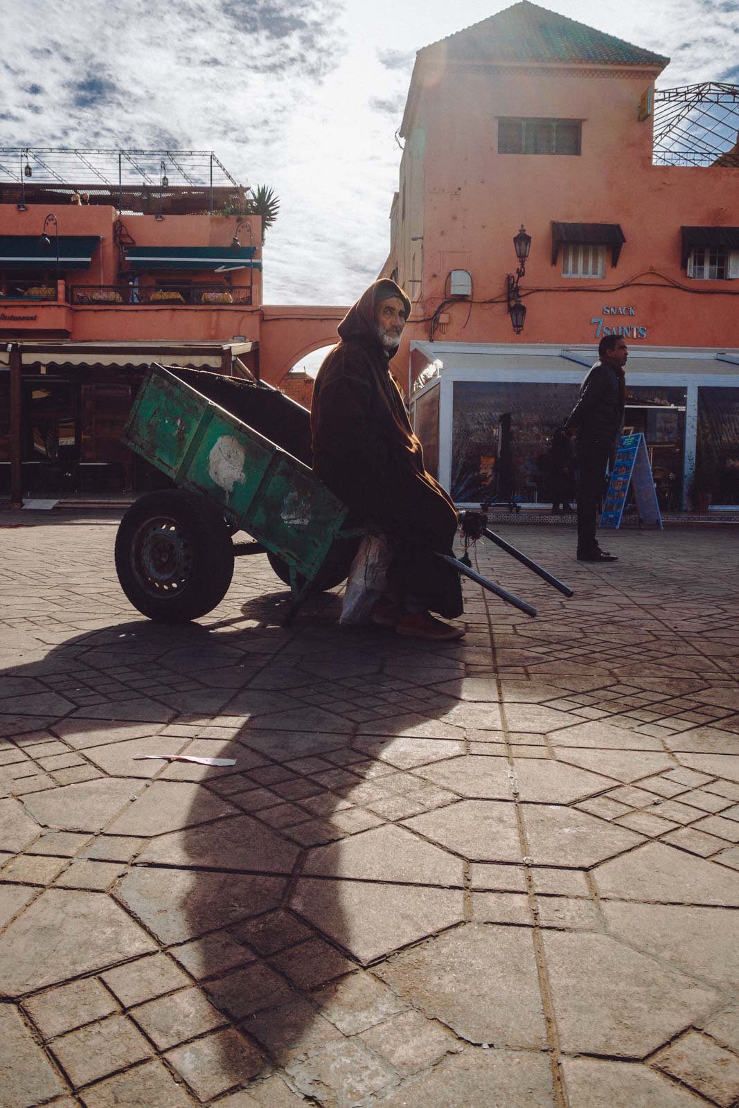 Marrakech, die „Rote Stadt“, ist ein sehr besonderer Ort. Einmal angekommen, ist man auf einer Zeitreise in eine andere Welt. Wir wohnten für fünf Tage in einem traditionellen Riad, ein umgebautes Mehrgenerationenhaus mit Innenhöfen, verwinkelten Gängen, Treppen und Dachterrassen. Thomas Brand Sarah Bugar - brand4art Ebersberg München - Fotografie Cinemagraph Fotograf Fotodesign