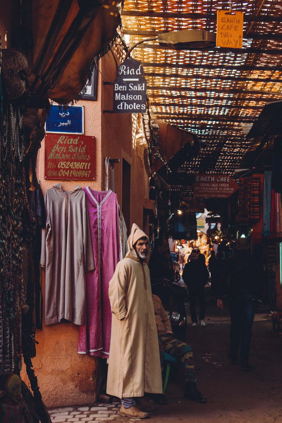 Marrakech, die „Rote Stadt“, ist ein sehr besonderer Ort. Einmal angekommen, ist man auf einer Zeitreise in eine andere Welt. Wir wohnten für fünf Tage in einem traditionellen Riad, ein umgebautes Mehrgenerationenhaus mit Innenhöfen, verwinkelten Gängen, Treppen und Dachterrassen. Thomas Brand Sarah Bugar - brand4art Ebersberg München - Fotografie Cinemagraph Fotograf Fotodesign