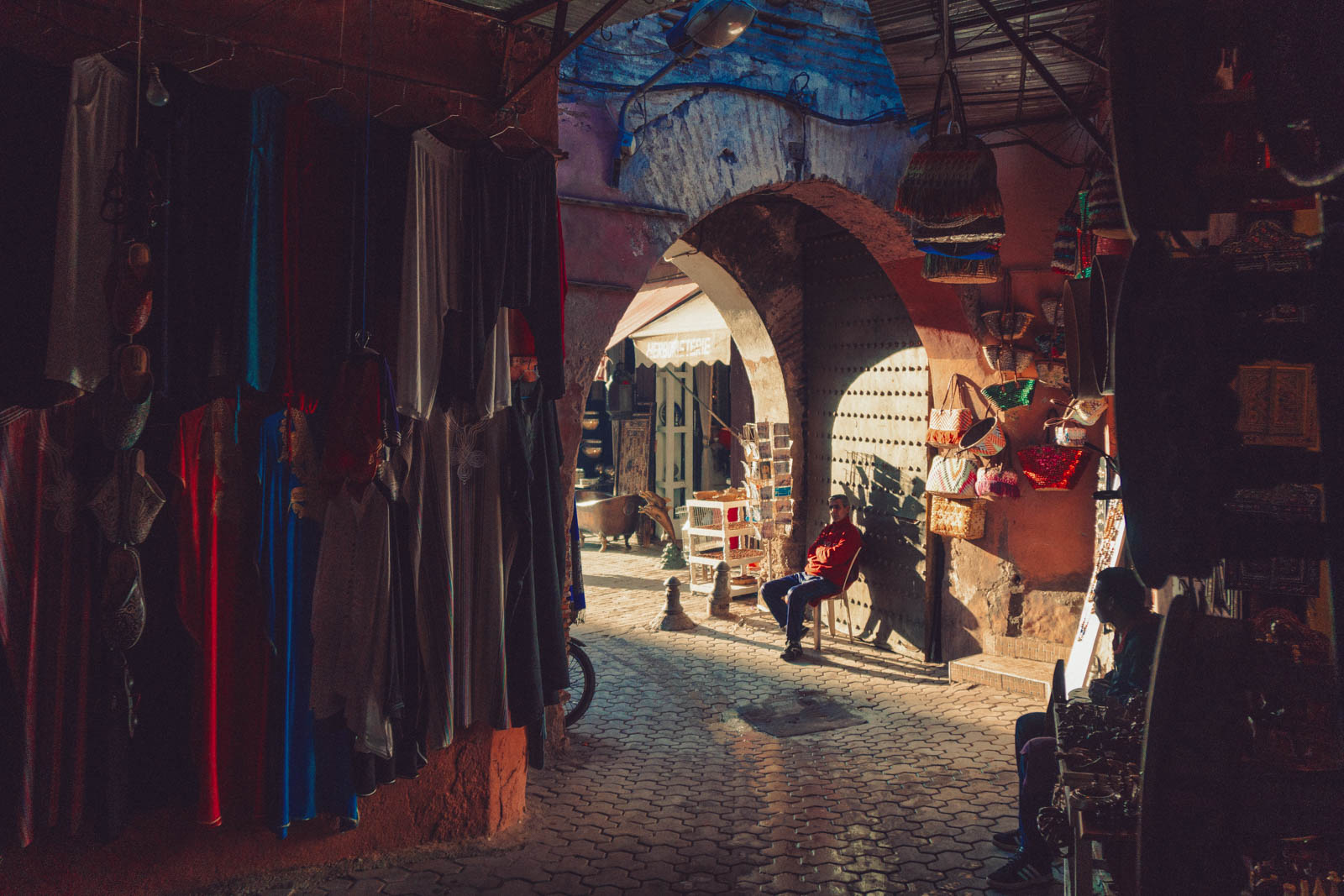 Marrakech, die „Rote Stadt“, ist ein sehr besonderer Ort. Einmal angekommen, ist man auf einer Zeitreise in eine andere Welt. Wir wohnten für fünf Tage in einem traditionellen Riad, ein umgebautes Mehrgenerationenhaus mit Innenhöfen, verwinkelten Gängen, Treppen und Dachterrassen. Thomas Brand Sarah Bugar - brand4art Ebersberg München - Fotografie Cinemagraph Fotograf Fotodesign