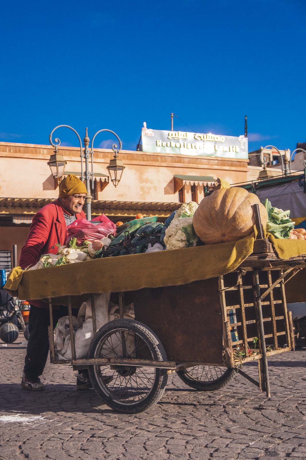 Marrakech, die „Rote Stadt“, ist ein sehr besonderer Ort. Einmal angekommen, ist man auf einer Zeitreise in eine andere Welt. Wir wohnten für fünf Tage in einem traditionellen Riad, ein umgebautes Mehrgenerationenhaus mit Innenhöfen, verwinkelten Gängen, Treppen und Dachterrassen. Thomas Brand Sarah Bugar - brand4art Ebersberg München - Fotografie Cinemagraph Fotograf Fotodesign