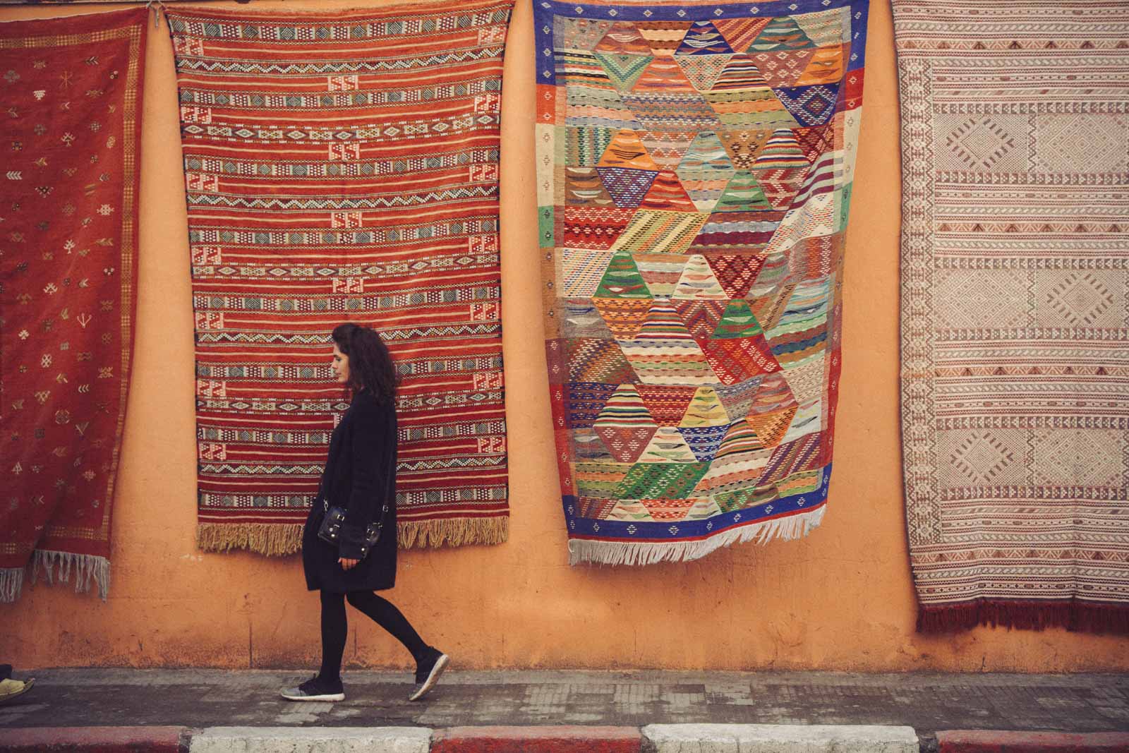 Marrakech, die „Rote Stadt“, ist ein sehr besonderer Ort. Einmal angekommen, ist man auf einer Zeitreise in eine andere Welt. Wir wohnten für fünf Tage in einem traditionellen Riad, ein umgebautes Mehrgenerationenhaus mit Innenhöfen, verwinkelten Gängen, Treppen und Dachterrassen. Thomas Brand Sarah Bugar - brand4art Ebersberg München - Fotografie Cinemagraph Fotograf Fotodesign