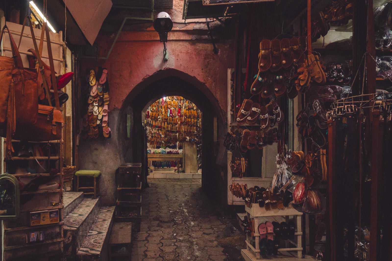 Marrakech, die „Rote Stadt“, ist ein sehr besonderer Ort. Einmal angekommen, ist man auf einer Zeitreise in eine andere Welt. Wir wohnten für fünf Tage in einem traditionellen Riad, ein umgebautes Mehrgenerationenhaus mit Innenhöfen, verwinkelten Gängen, Treppen und Dachterrassen. Thomas Brand Sarah Bugar - brand4art Ebersberg München - Fotografie Cinemagraph Fotograf Fotodesign