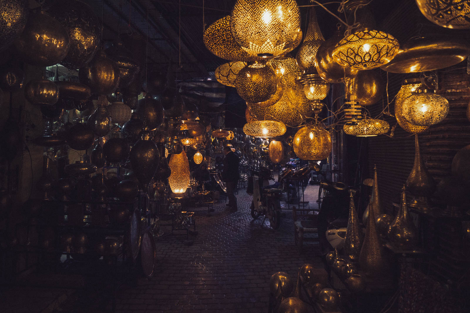 Marrakech, die „Rote Stadt“, ist ein sehr besonderer Ort. Einmal angekommen, ist man auf einer Zeitreise in eine andere Welt. Wir wohnten für fünf Tage in einem traditionellen Riad, ein umgebautes Mehrgenerationenhaus mit Innenhöfen, verwinkelten Gängen, Treppen und Dachterrassen. Thomas Brand Sarah Bugar - brand4art Ebersberg München - Fotografie Cinemagraph Fotograf Fotodesign