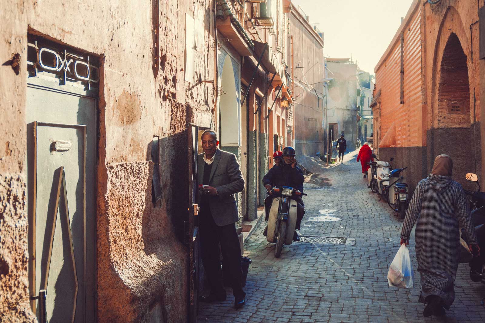 Marrakech, die „Rote Stadt“, ist ein sehr besonderer Ort. Einmal angekommen, ist man auf einer Zeitreise in eine andere Welt. Wir wohnten für fünf Tage in einem traditionellen Riad, ein umgebautes Mehrgenerationenhaus mit Innenhöfen, verwinkelten Gängen, Treppen und Dachterrassen. Thomas Brand Sarah Bugar - brand4art Ebersberg München - Fotografie Cinemagraph Fotograf Fotodesign