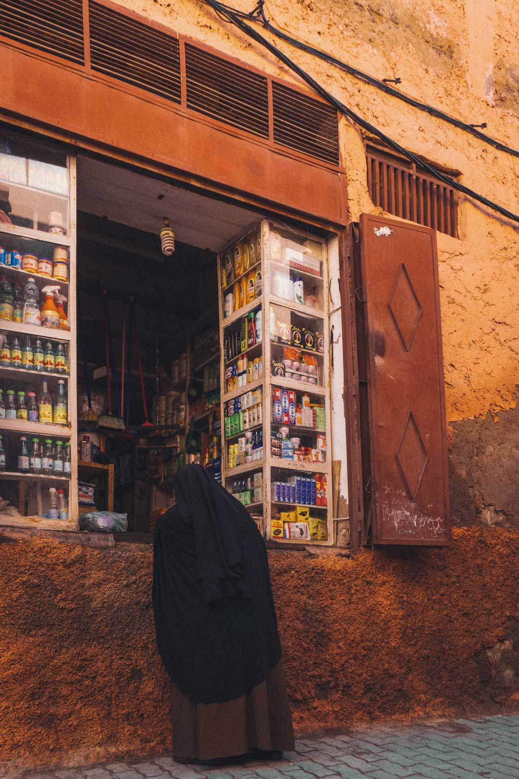 Marrakech, die „Rote Stadt“, ist ein sehr besonderer Ort. Einmal angekommen, ist man auf einer Zeitreise in eine andere Welt. Wir wohnten für fünf Tage in einem traditionellen Riad, ein umgebautes Mehrgenerationenhaus mit Innenhöfen, verwinkelten Gängen, Treppen und Dachterrassen. Thomas Brand Sarah Bugar - brand4art Ebersberg München - Fotografie Cinemagraph Fotograf Fotodesign