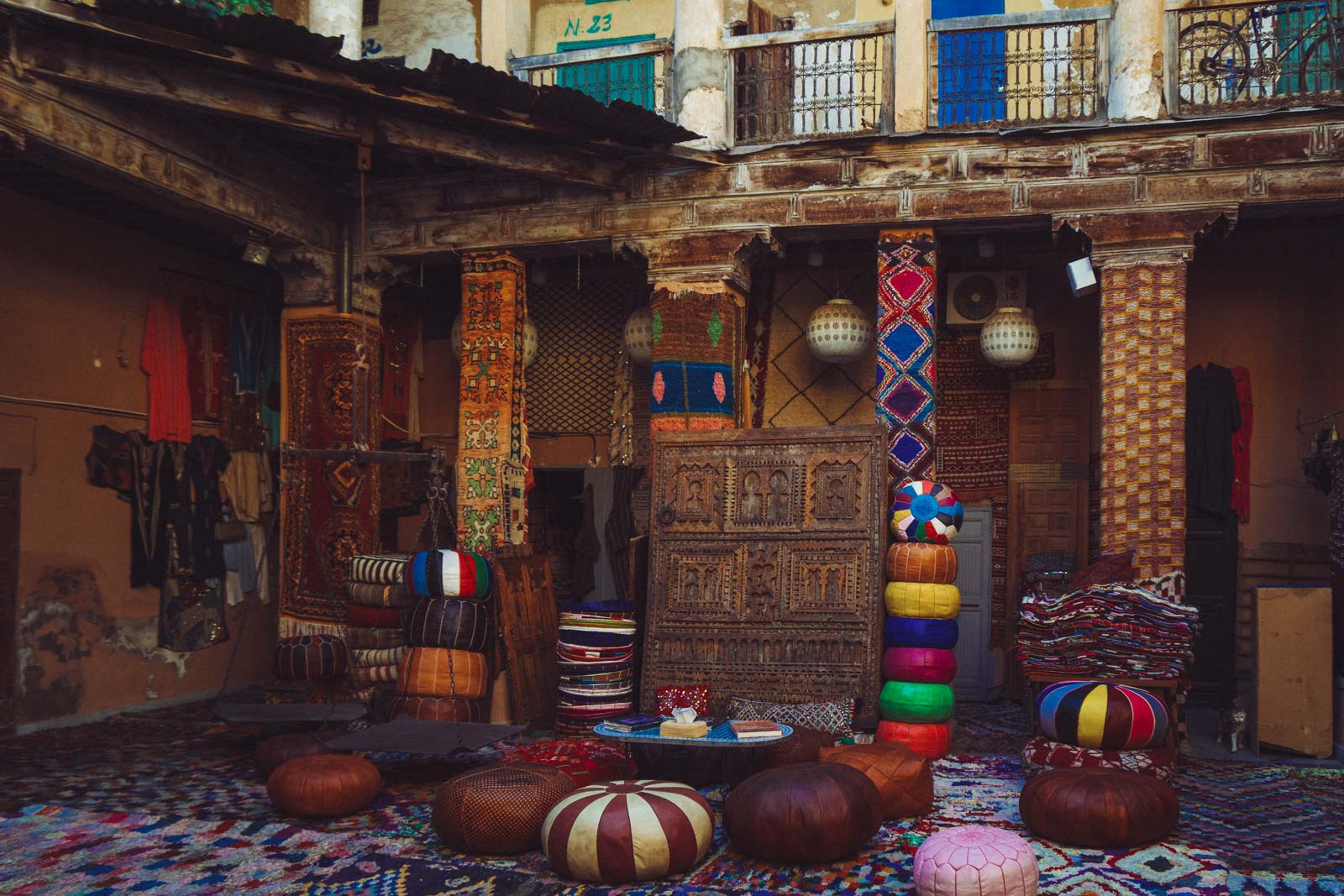 Marrakech, die „Rote Stadt“, ist ein sehr besonderer Ort. Einmal angekommen, ist man auf einer Zeitreise in eine andere Welt. Wir wohnten für fünf Tage in einem traditionellen Riad, ein umgebautes Mehrgenerationenhaus mit Innenhöfen, verwinkelten Gängen, Treppen und Dachterrassen. Thomas Brand Sarah Bugar - brand4art Ebersberg München - Fotografie Cinemagraph Fotograf Fotodesign