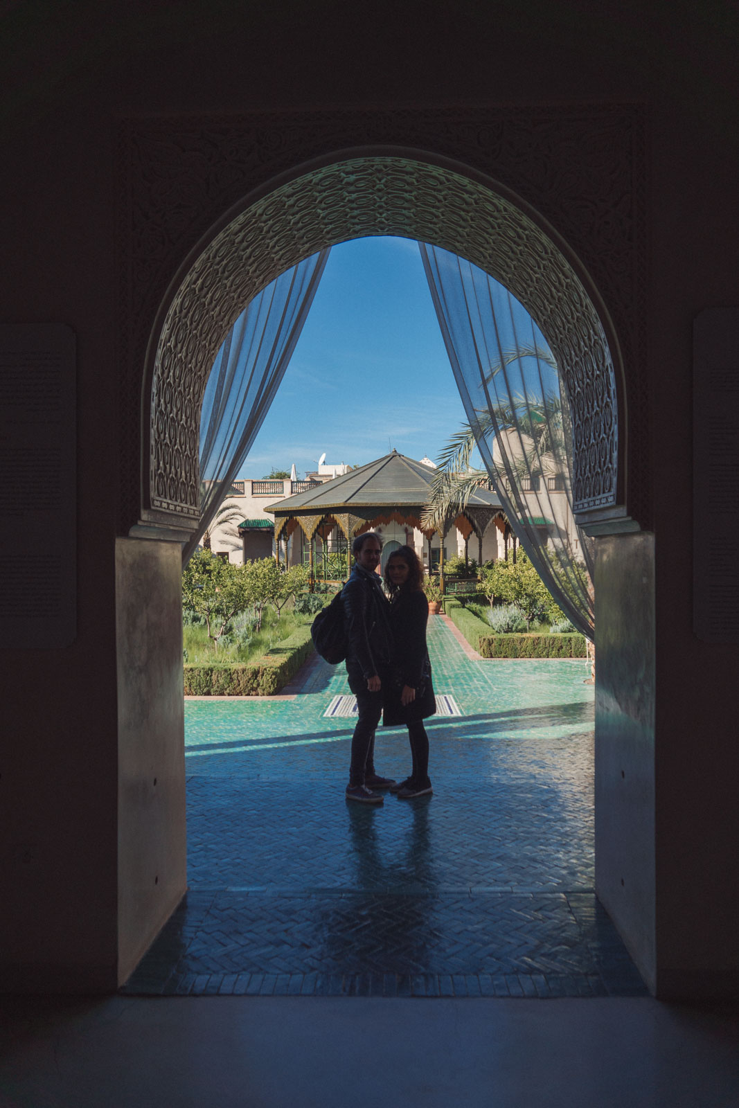 Marrakech, die „Rote Stadt“, ist ein sehr besonderer Ort. Einmal angekommen, ist man auf einer Zeitreise in eine andere Welt. Wir wohnten für fünf Tage in einem traditionellen Riad, ein umgebautes Mehrgenerationenhaus mit Innenhöfen, verwinkelten Gängen, Treppen und Dachterrassen. Thomas Brand Sarah Bugar - brand4art Ebersberg München - Fotografie Cinemagraph Fotograf Fotodesign