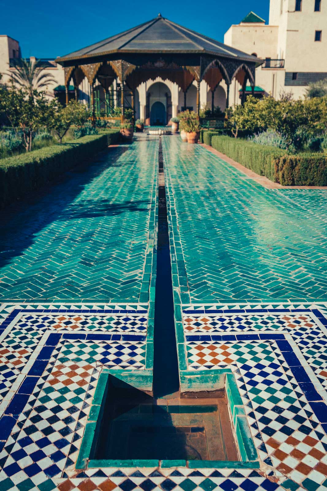 Marrakech, die „Rote Stadt“, ist ein sehr besonderer Ort. Einmal angekommen, ist man auf einer Zeitreise in eine andere Welt. Wir wohnten für fünf Tage in einem traditionellen Riad, ein umgebautes Mehrgenerationenhaus mit Innenhöfen, verwinkelten Gängen, Treppen und Dachterrassen. Thomas Brand Sarah Bugar - brand4art Ebersberg München - Fotografie Cinemagraph Fotograf Fotodesign