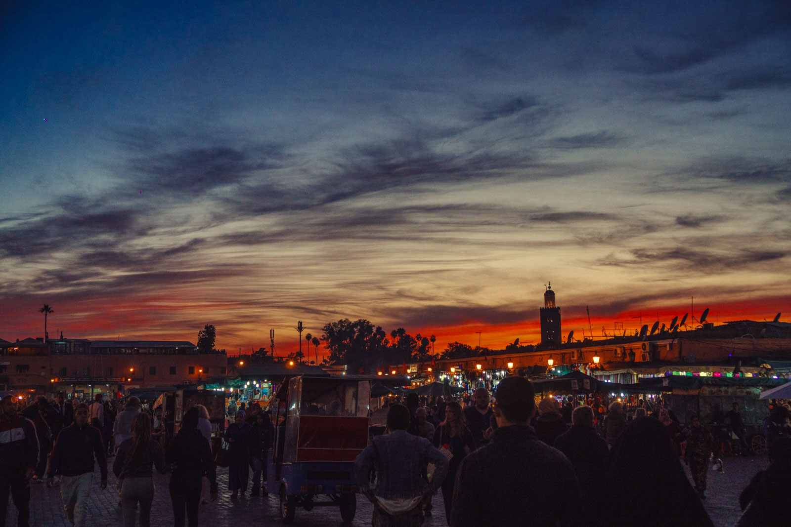 Marrakech, die „Rote Stadt“, ist ein sehr besonderer Ort. Einmal angekommen, ist man auf einer Zeitreise in eine andere Welt. Wir wohnten für fünf Tage in einem traditionellen Riad, ein umgebautes Mehrgenerationenhaus mit Innenhöfen, verwinkelten Gängen, Treppen und Dachterrassen. Thomas Brand Sarah Bugar - brand4art Ebersberg München - Fotografie Cinemagraph Fotograf Fotodesign