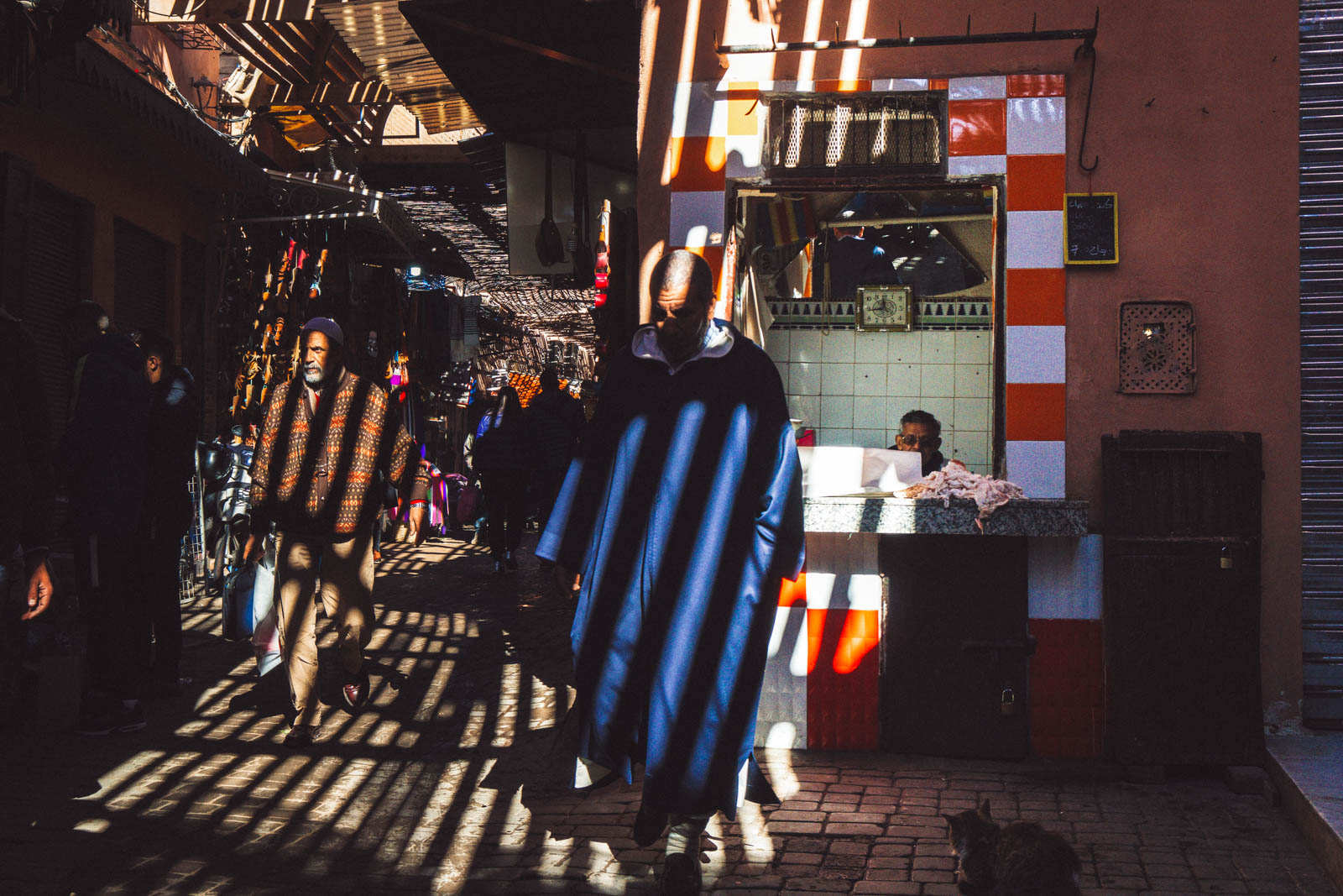 Marrakech, die „Rote Stadt“, ist ein sehr besonderer Ort. Einmal angekommen, ist man auf einer Zeitreise in eine andere Welt. Wir wohnten für fünf Tage in einem traditionellen Riad, ein umgebautes Mehrgenerationenhaus mit Innenhöfen, verwinkelten Gängen, Treppen und Dachterrassen. Thomas Brand Sarah Bugar - brand4art Ebersberg München - Fotografie Cinemagraph Fotograf Fotodesign