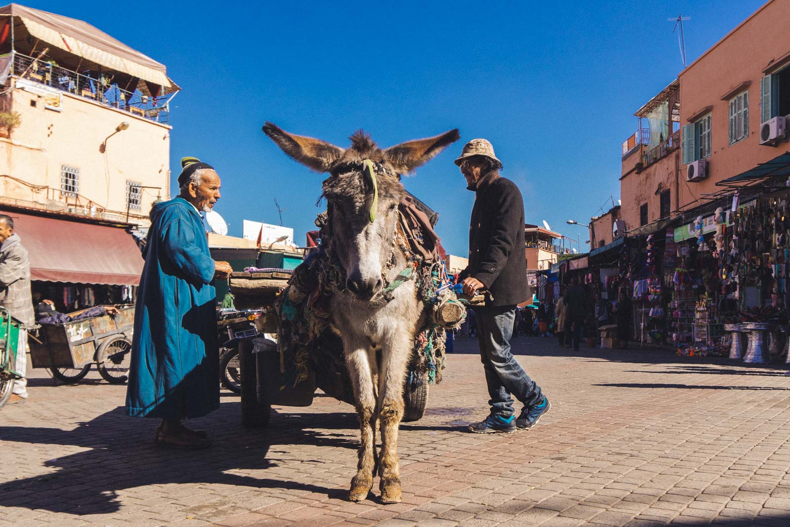 Marrakech, die „Rote Stadt“, ist ein sehr besonderer Ort. Einmal angekommen, ist man auf einer Zeitreise in eine andere Welt. Wir wohnten für fünf Tage in einem traditionellen Riad, ein umgebautes Mehrgenerationenhaus mit Innenhöfen, verwinkelten Gängen, Treppen und Dachterrassen. Thomas Brand Sarah Bugar - brand4art Ebersberg München - Fotografie Cinemagraph Fotograf Fotodesign