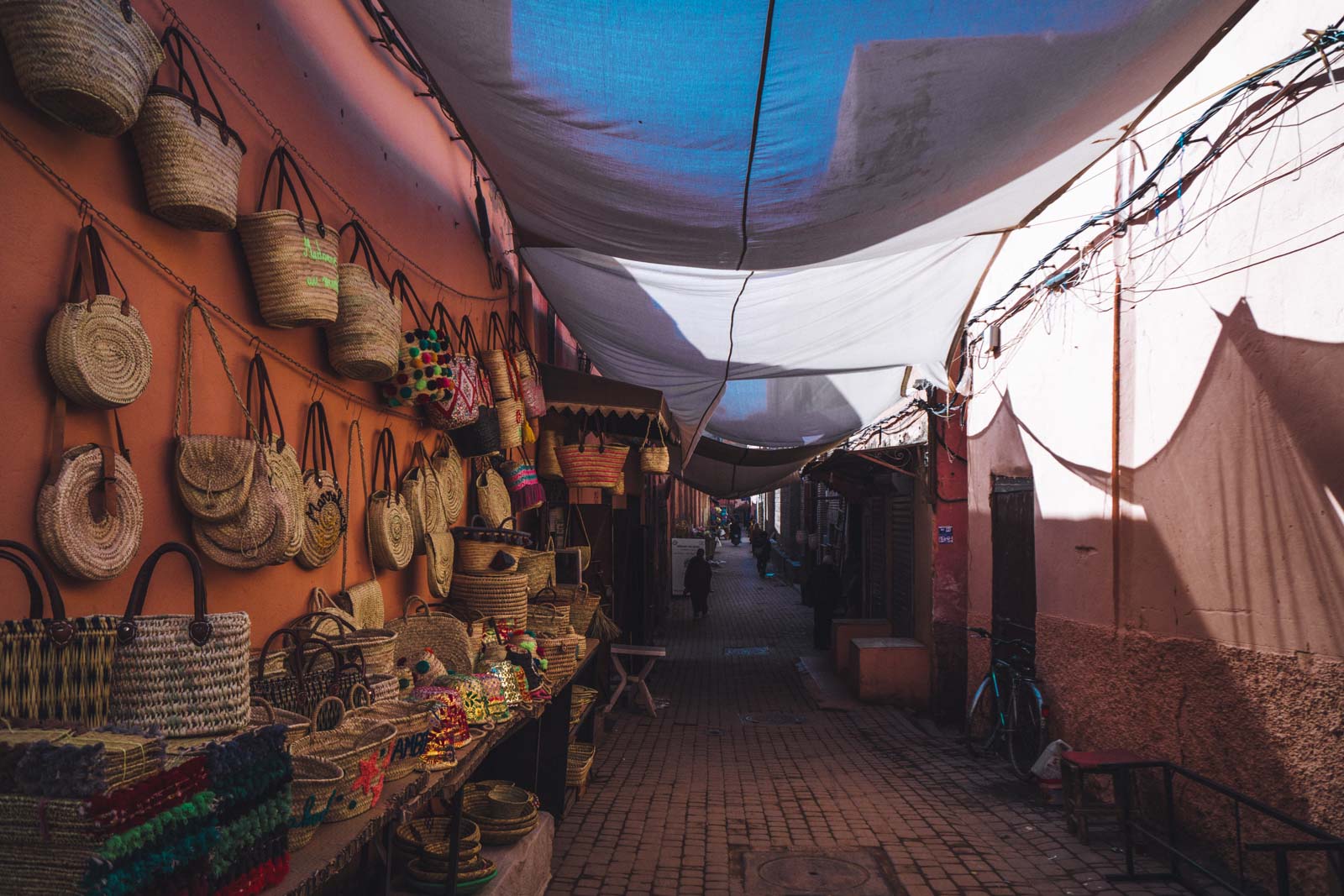 Marrakech, die „Rote Stadt“, ist ein sehr besonderer Ort. Einmal angekommen, ist man auf einer Zeitreise in eine andere Welt. Wir wohnten für fünf Tage in einem traditionellen Riad, ein umgebautes Mehrgenerationenhaus mit Innenhöfen, verwinkelten Gängen, Treppen und Dachterrassen. Thomas Brand Sarah Bugar - brand4art Ebersberg München - Fotografie Cinemagraph Fotograf Fotodesign