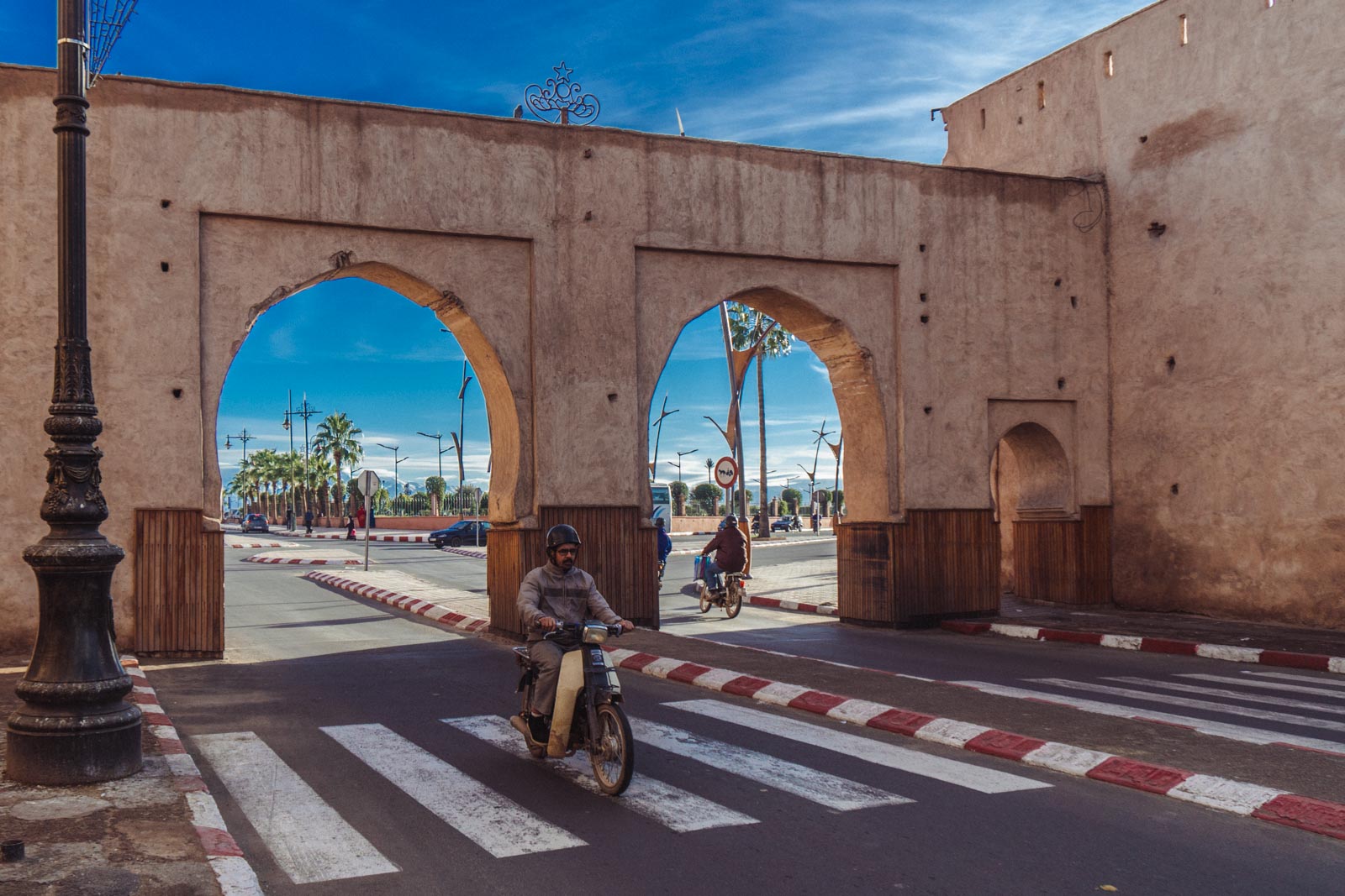 Marrakech, die „Rote Stadt“, ist ein sehr besonderer Ort. Einmal angekommen, ist man auf einer Zeitreise in eine andere Welt. Wir wohnten für fünf Tage in einem traditionellen Riad, ein umgebautes Mehrgenerationenhaus mit Innenhöfen, verwinkelten Gängen, Treppen und Dachterrassen. Thomas Brand Sarah Bugar - brand4art Ebersberg München - Fotografie Cinemagraph Fotograf Fotodesign